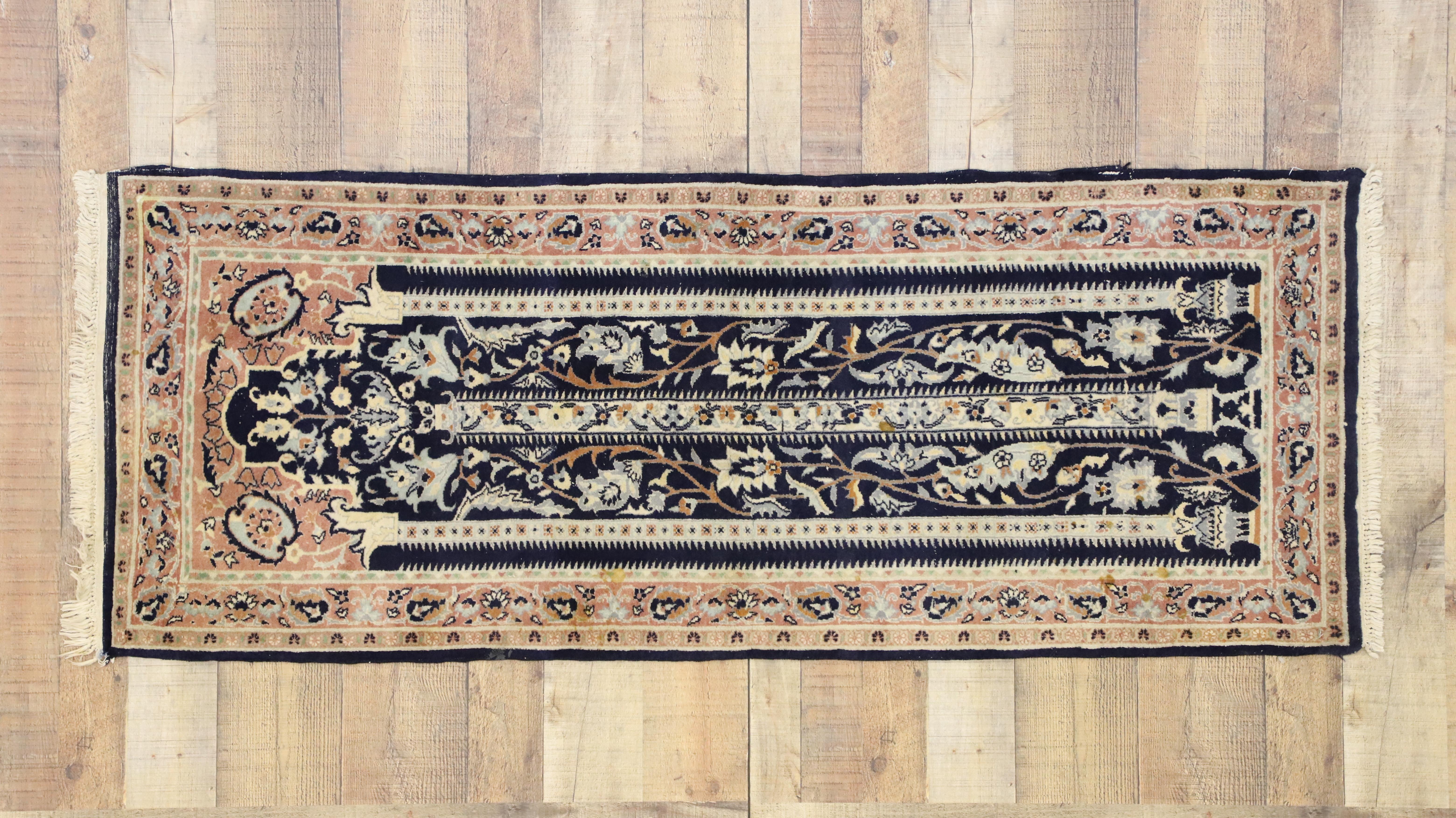 Vintage Pakistani Persian Style Mihrab Prayer Rug In Good Condition In Dallas, TX