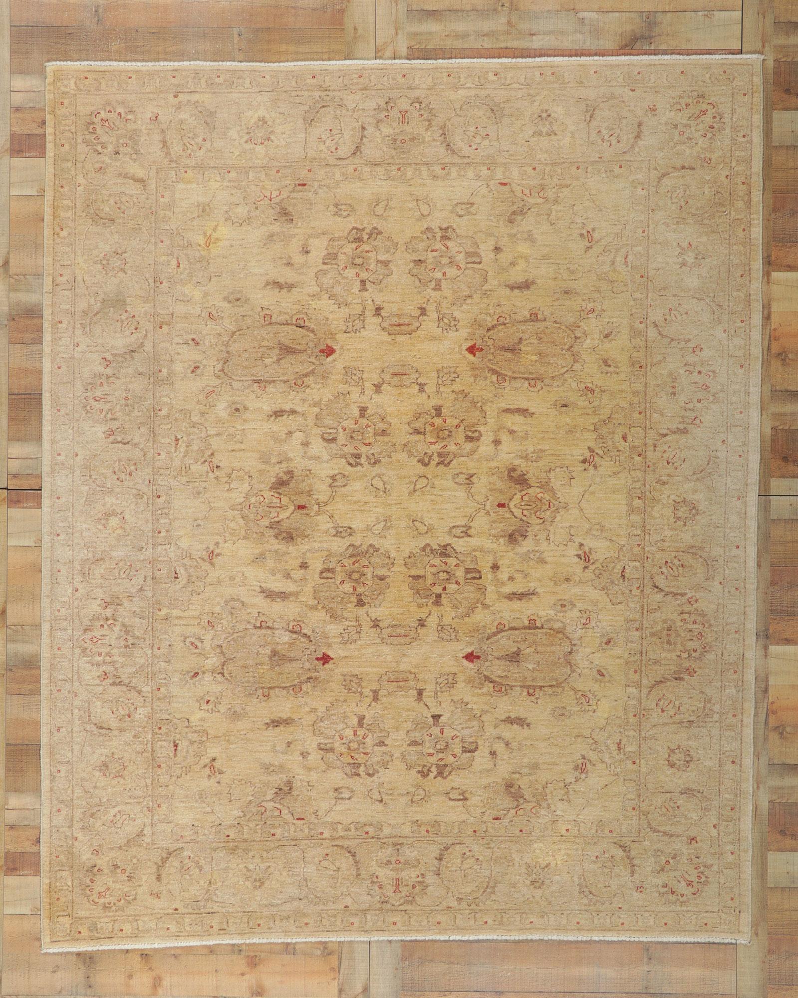 Vintage Pakistani Peshawar Rug, Earth-Tone Elegance Meets Timeless Appeal In Good Condition For Sale In Dallas, TX