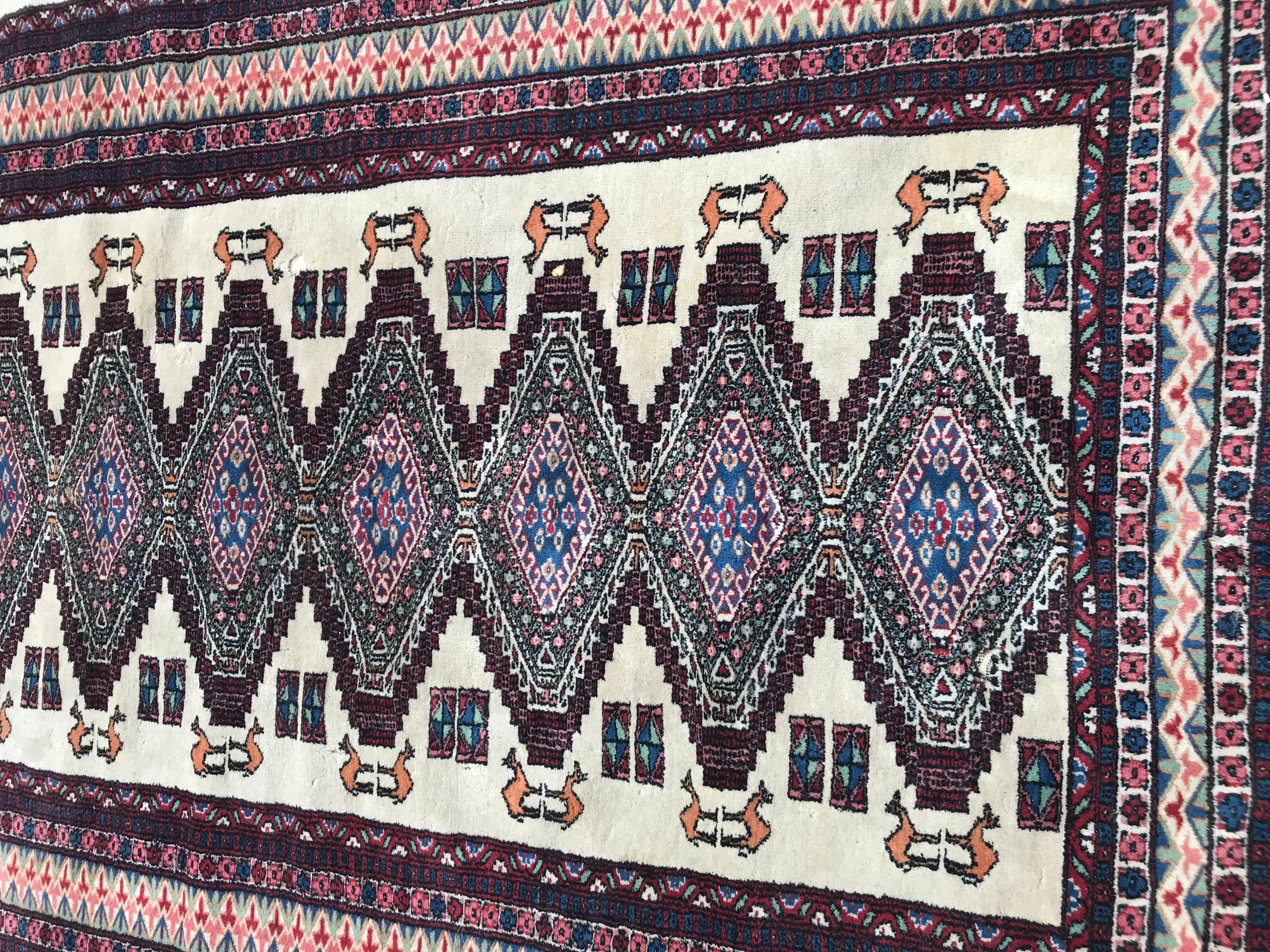 Pakistanischer Teppich aus dem späten 20. Jahrhundert mit turkmenischem Muster und hellen Farben, Wollsamt auf Baumwollgrund.