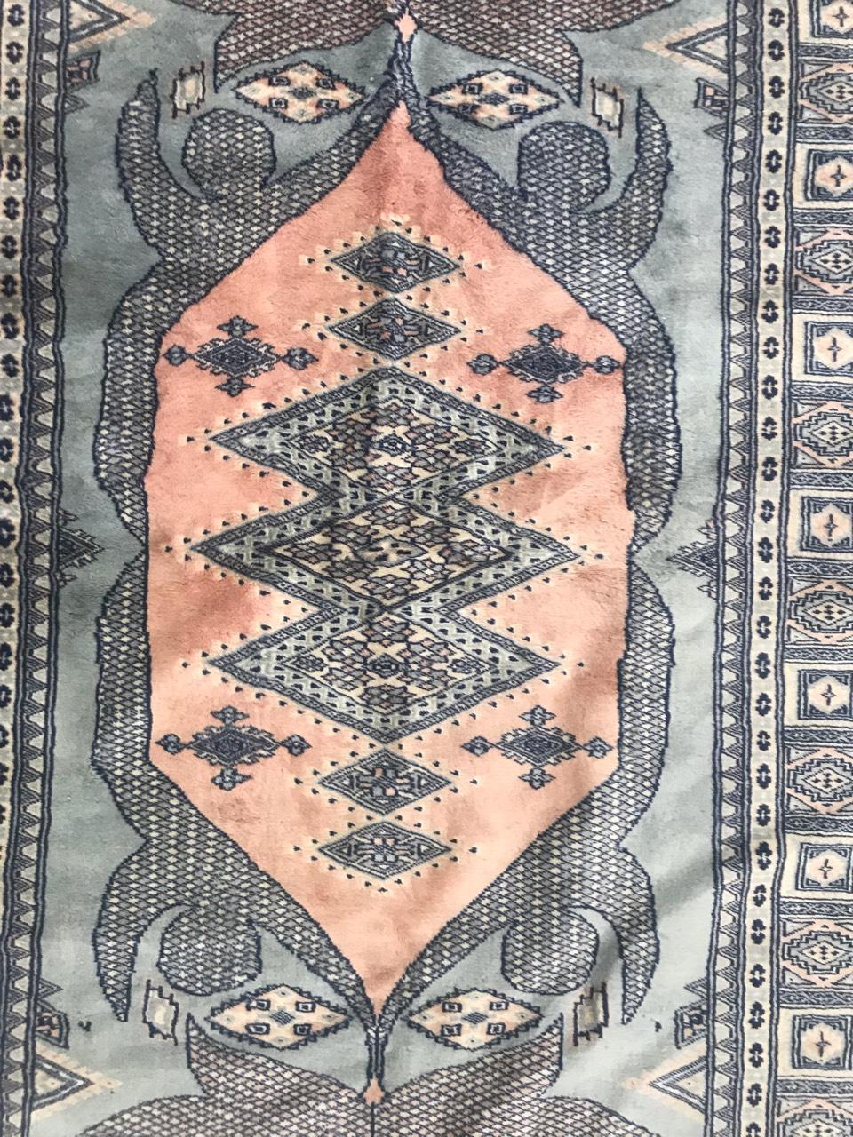 Late 20th century Pakistani rug with a Turkmen geometrical design, pink field color, entirely hand knotted with wool velvet on cotton foundation.
Some wears at the extremities (pictures)

Take a look at other Bobyrug items! , search by 