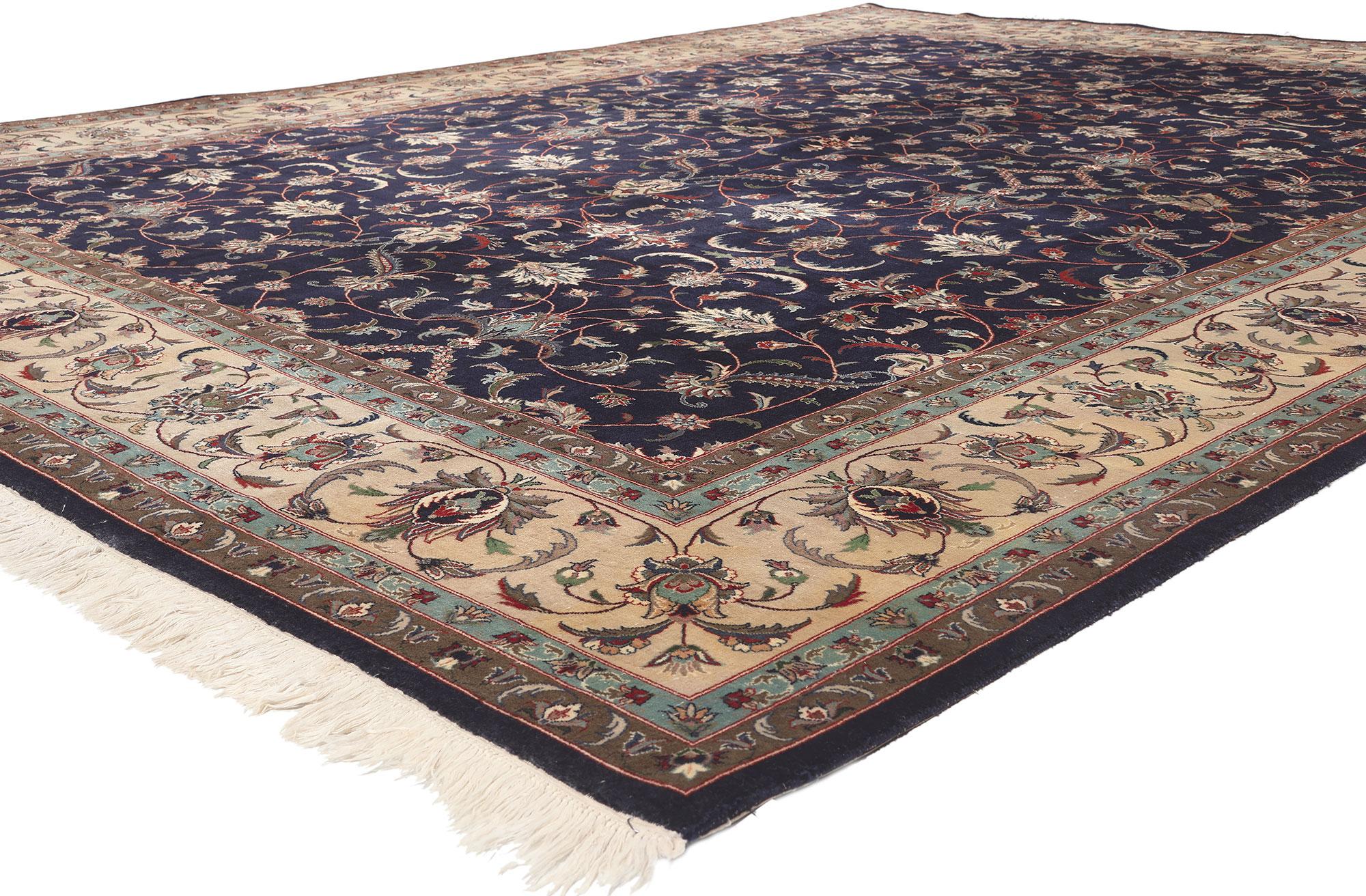 77081, alter persischer Teppich im Hollywood-Regency-Stil, pakistanischer Teppich. Dieser rassige und exquisite Teppich im Hollywood-Regency-Stil zeigt ein florales Allover-Muster aus wellenförmigen Ranken und persischen Blumen auf einem