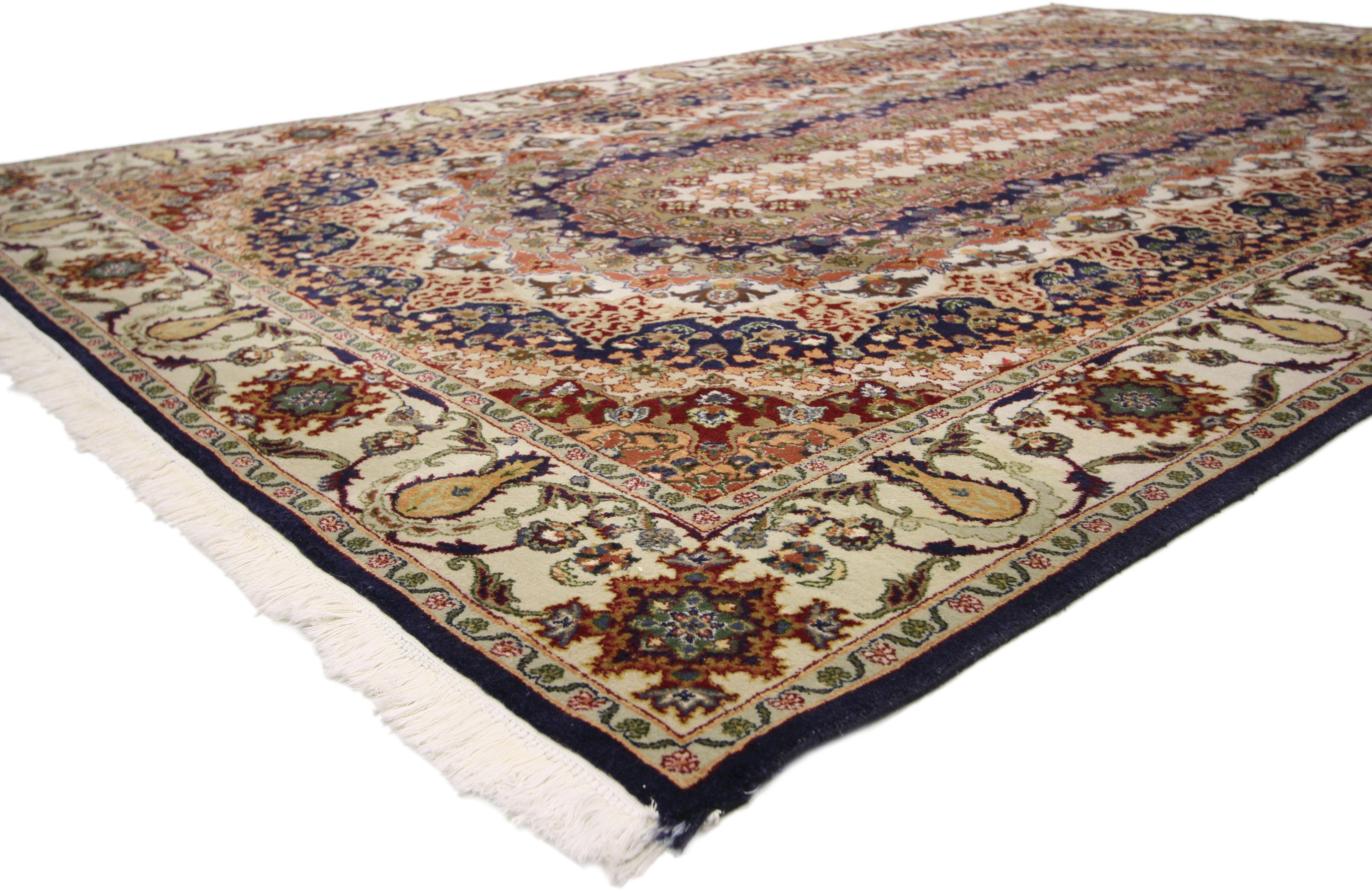 76712 Tapis pakistanais vintage Isfahan, 06'06 x 10'00. 
Intricate, coloré et symétrique, ce tapis pakistanais vintage est une vision captivante de la beauté du tissage. Le design unique de l'Ispahan et la palette de couleurs terreuses de cette