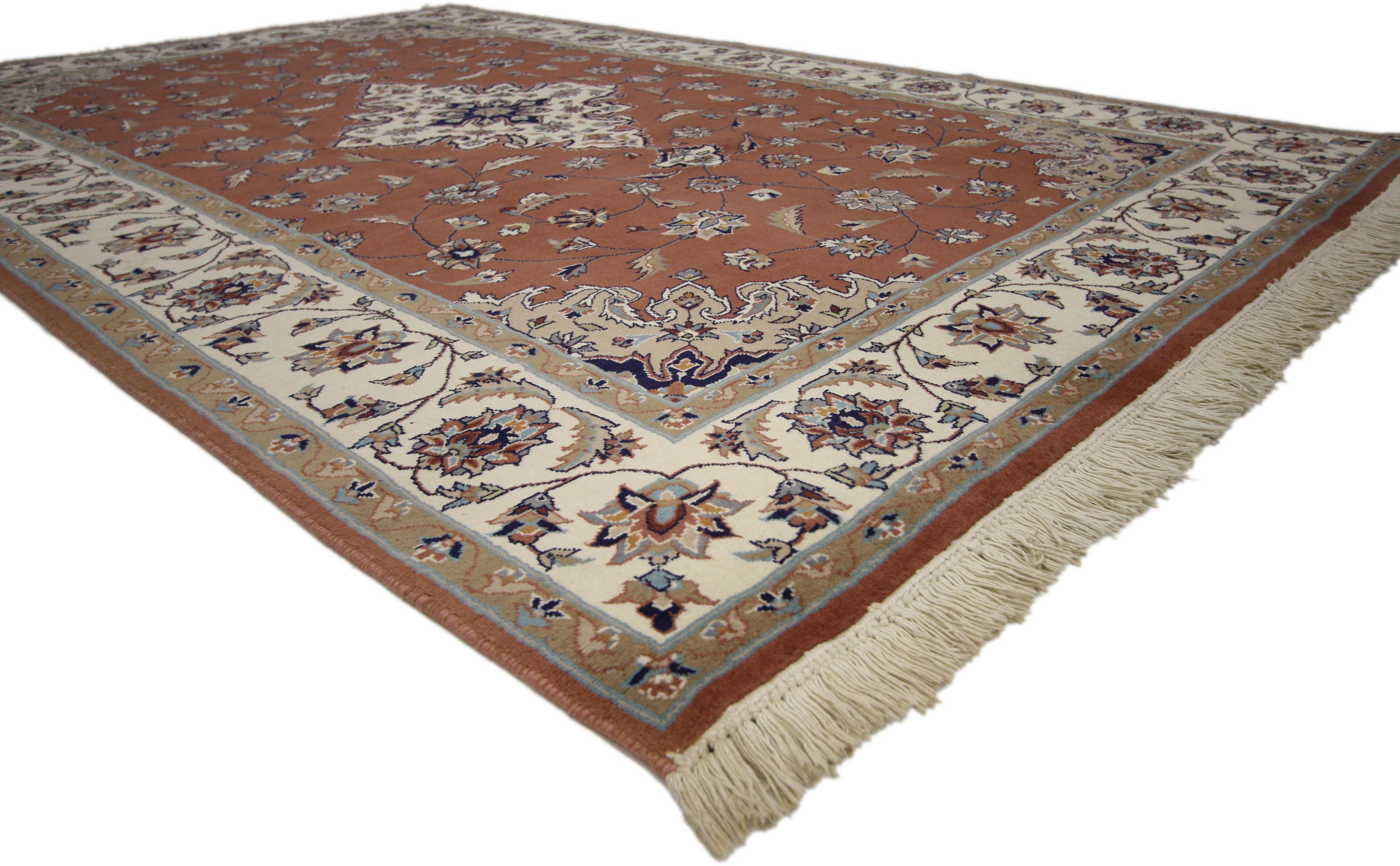 72029 Pakistanischer Vintage-Teppich mit persischem Design und arabeskem Kunsthandwerksstil. Dieser handgeknüpfte alte pakistanische Wollteppich zeigt ein wunderschönes persisches Muster. Es besteht aus einem cremefarbenen Medaillon mit Anhängern,