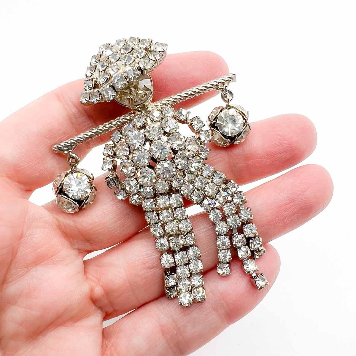 Vintage Pakula Figural Couple Brooches. A fabulous pair of figurals that will never fail to wow. Unique, ultra glam and still together after seventy years. Sounds like the perfect pair! 
The American jewellery makers Pakula originated in Chicago in