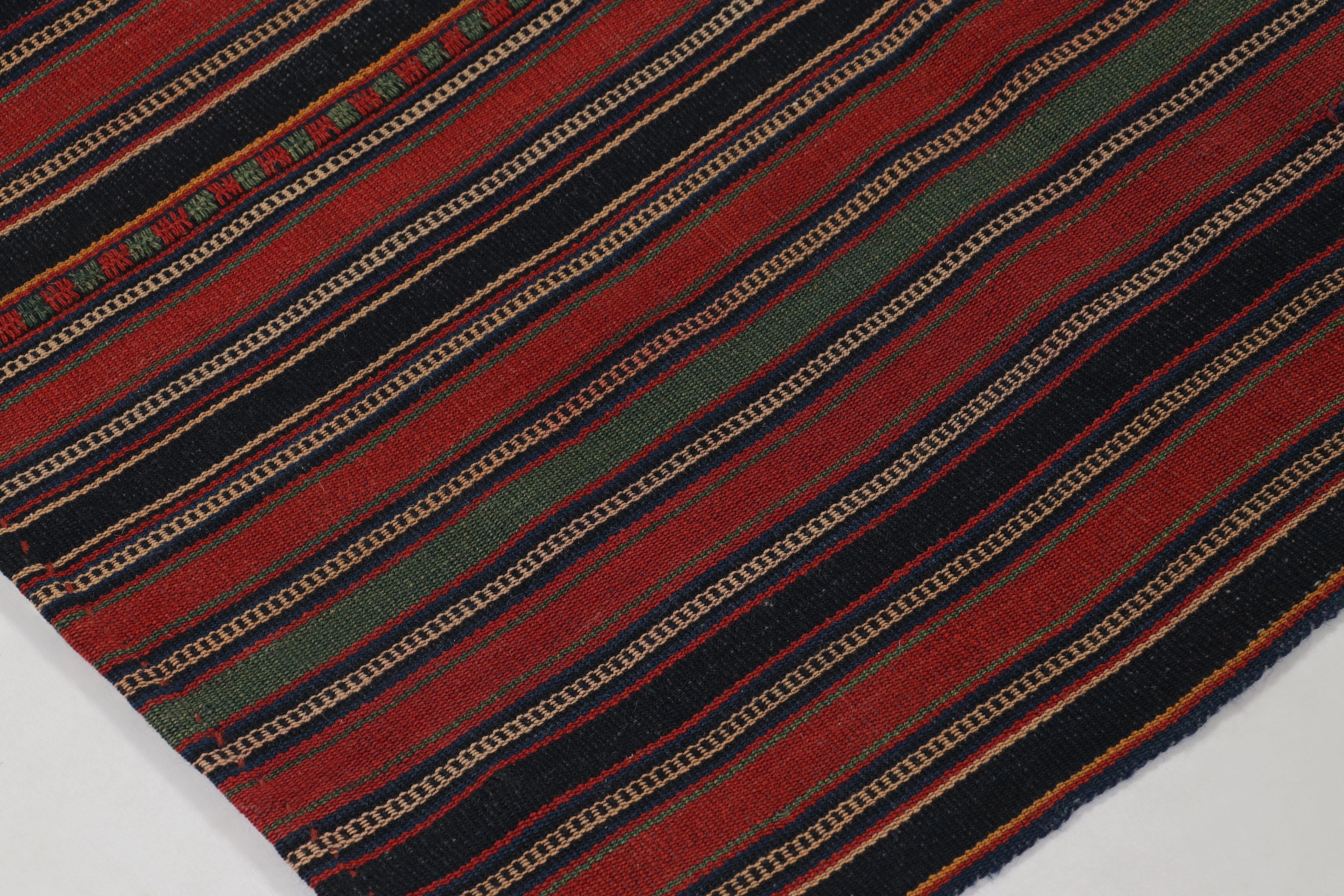 Dieser 6x7 große persische Kelim aus der Mitte des Jahrhunderts ist ein handgewebter Palas-Bidjar-Stammesteppich aus Wolle, ca. 1950-1960.

Über das Design: 

Dieser persische Kelim im Vintage-Stil ist die Apotheose der minimalistischen