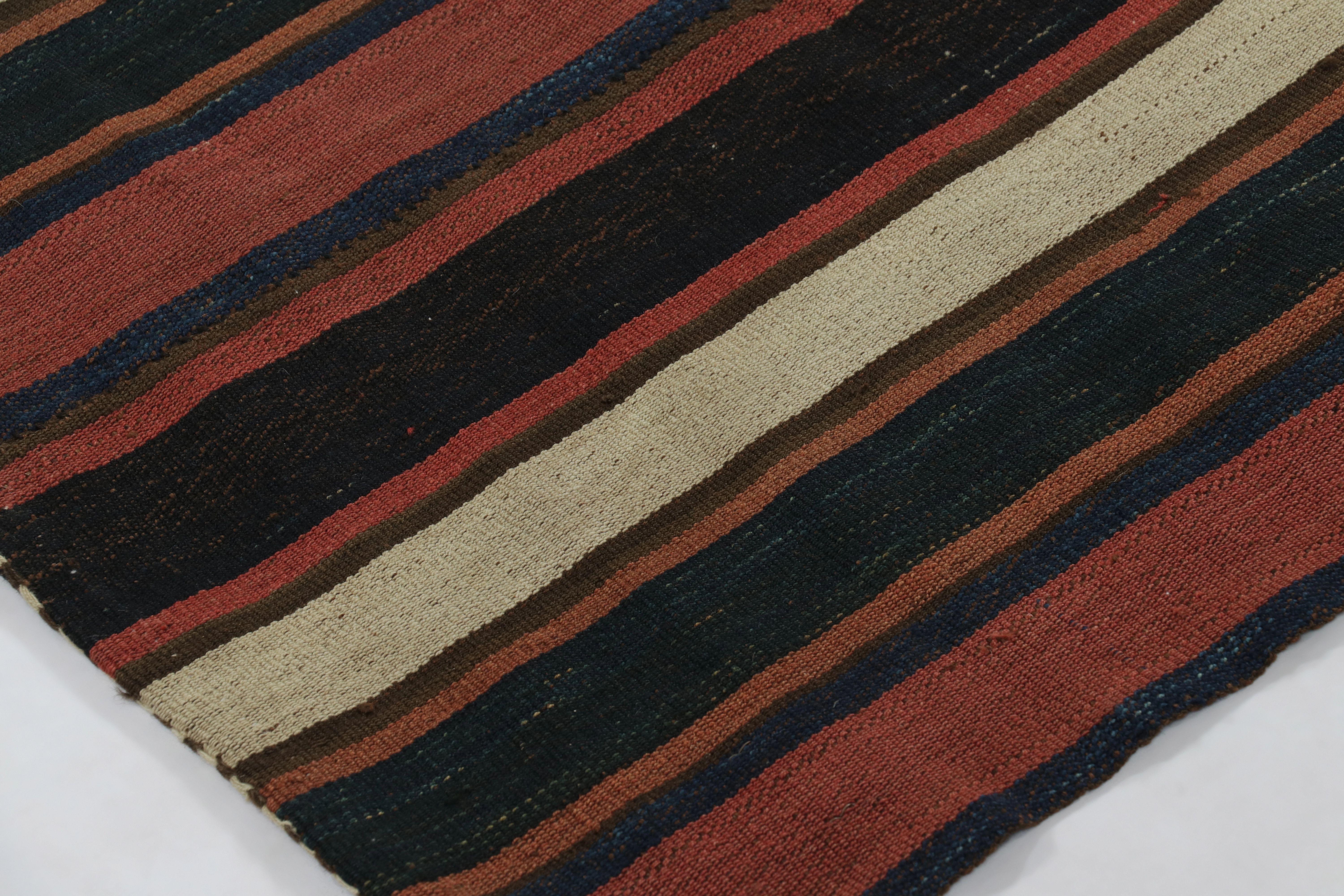 Dieser 6x9 große persische Kelim aus der Mitte des Jahrhunderts ist ein handgewebter Palas-Bidjar-Stammesteppich aus Wolle, ca. 1950-1960.

Über das Design: 

Dieser persische Kelim im Vintage-Stil ist die Apotheose der minimalistischen