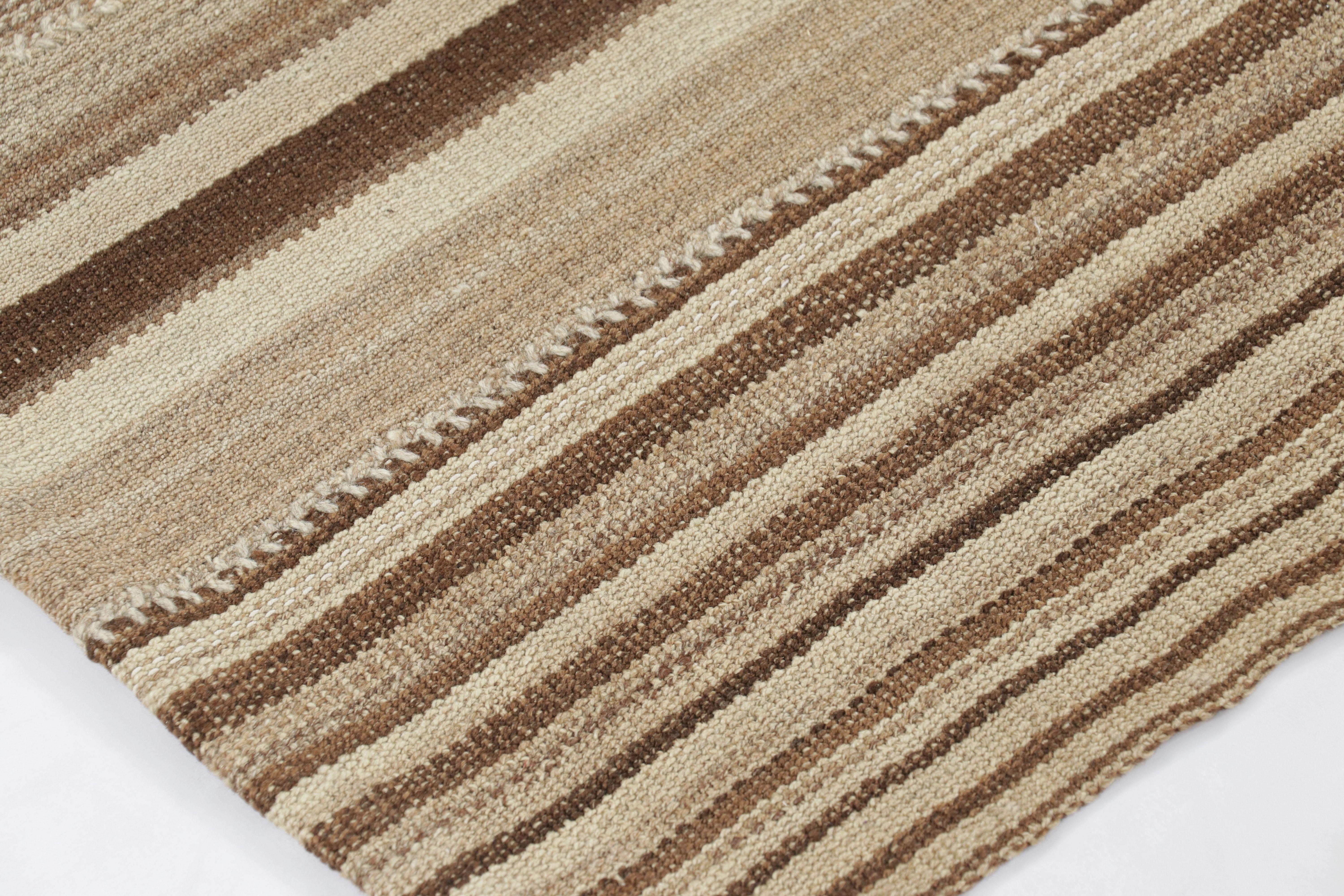 Ce kilim persan vintage 7x7 est un tapis carré tribal Palas Bidjar du milieu du siècle, tissé à la main en laine vers 1950-1960.

Sur le Design : 

Ce kilim carré persan vintage présente l'apothéose de l'architecture textile minimaliste à travers