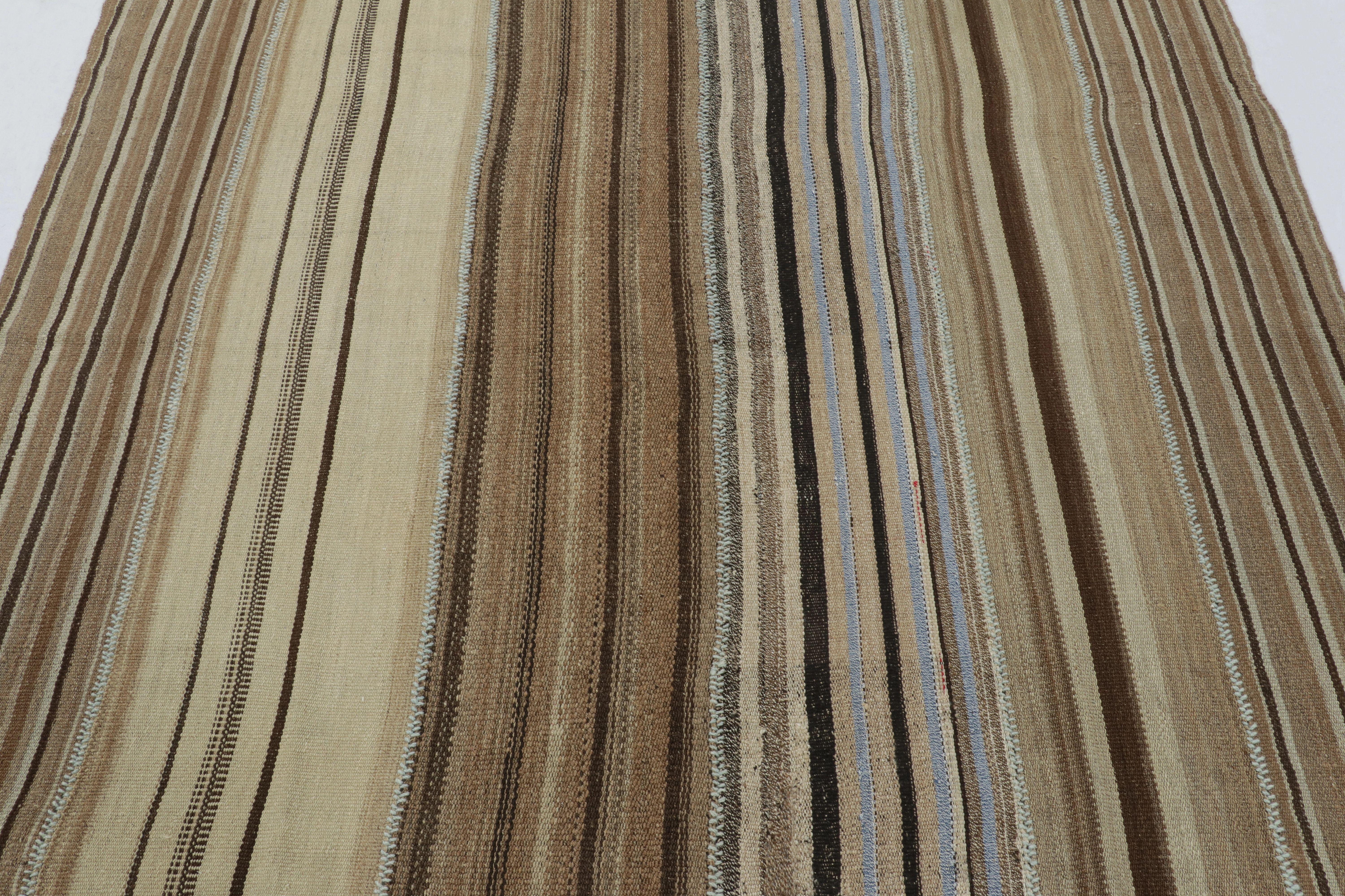 Questo kilim persiano vintage 6x6 �è un tappeto quadrato tribale Palas Bidjar della metà del secolo scorso, tessuto a mano in lana intorno al 1950-1960.

Sul design: 

Questo kilim persiano quadrato vintage presenta l'apoteosi dell'architettura