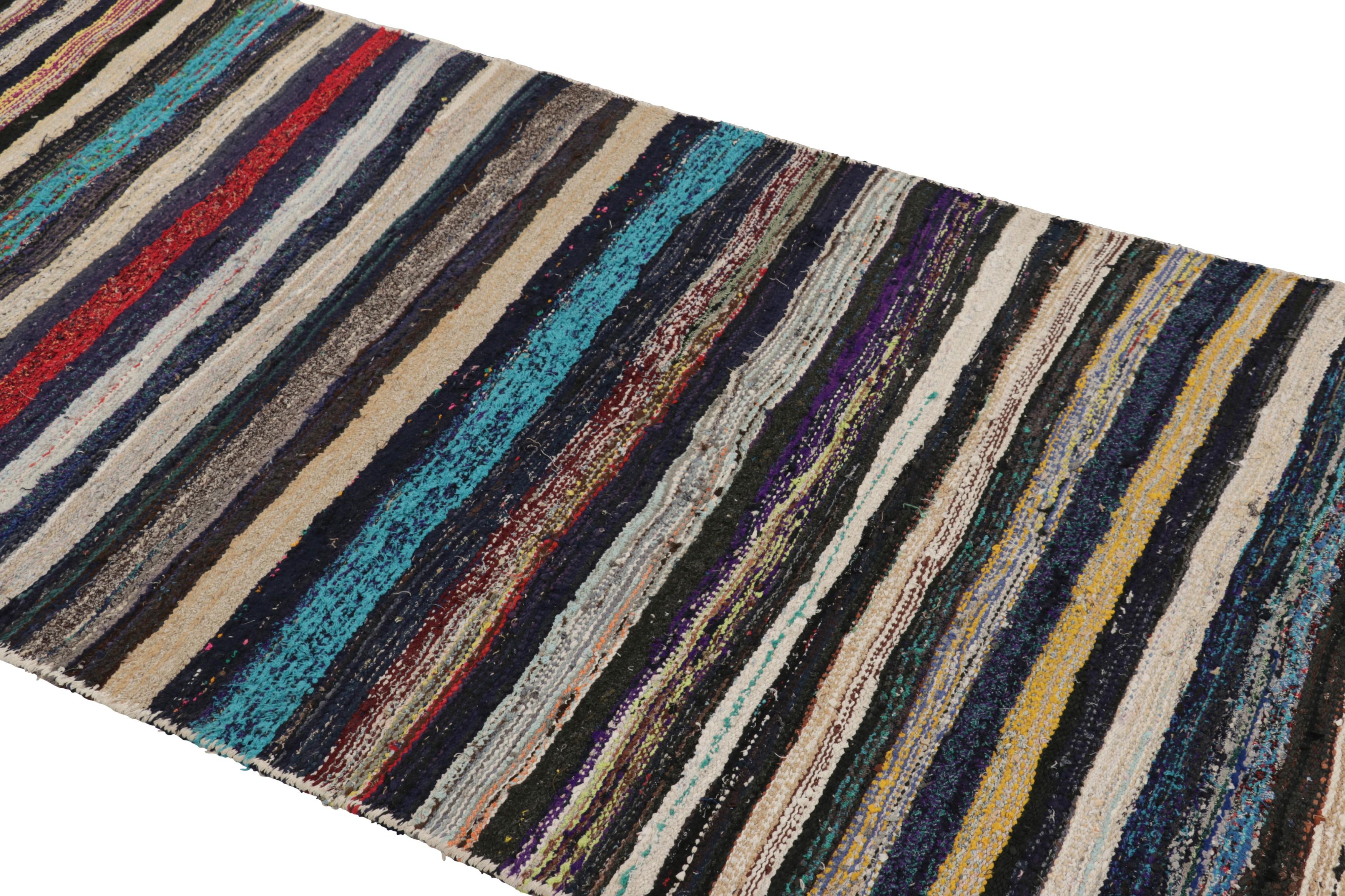 Realizzato con lana tessuta a mano intorno al 1950-1960, questo runner vintage Shahsavan Kilim 4x9 è un'opera particolarmente luminosa e ricercata di una nuova ed entusiasmante selezione della collezione di Rug & Kilim di Kilim classici e trame