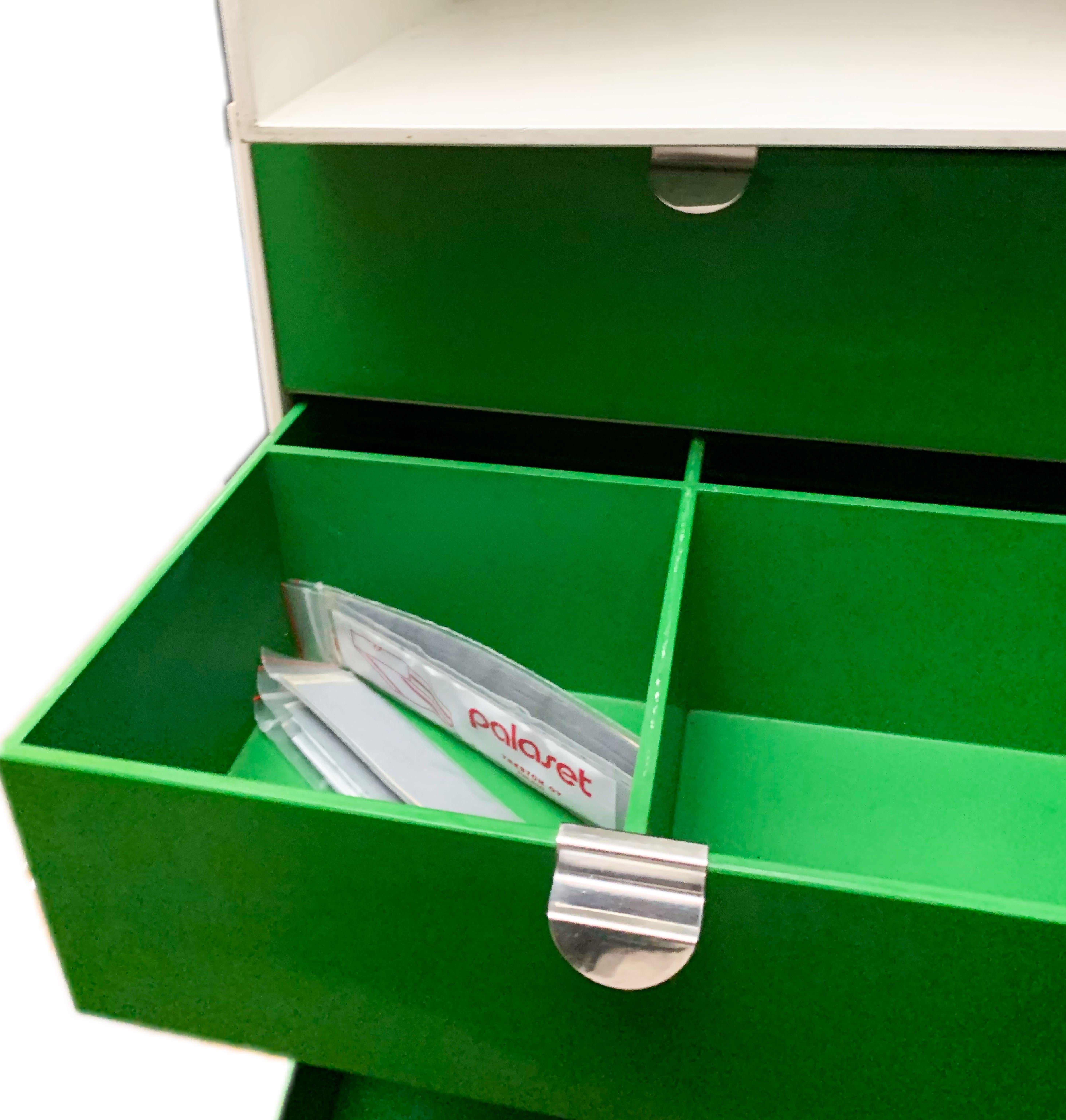 Vintage Palaset modular storage box set of 4 Scandinavian Modern, Finland, 1972-1973, green and white.
Palaset Palanox, multicolored stackable boxes that allow you to build your own shelf, only produced for a few years in the early 1970s. During his