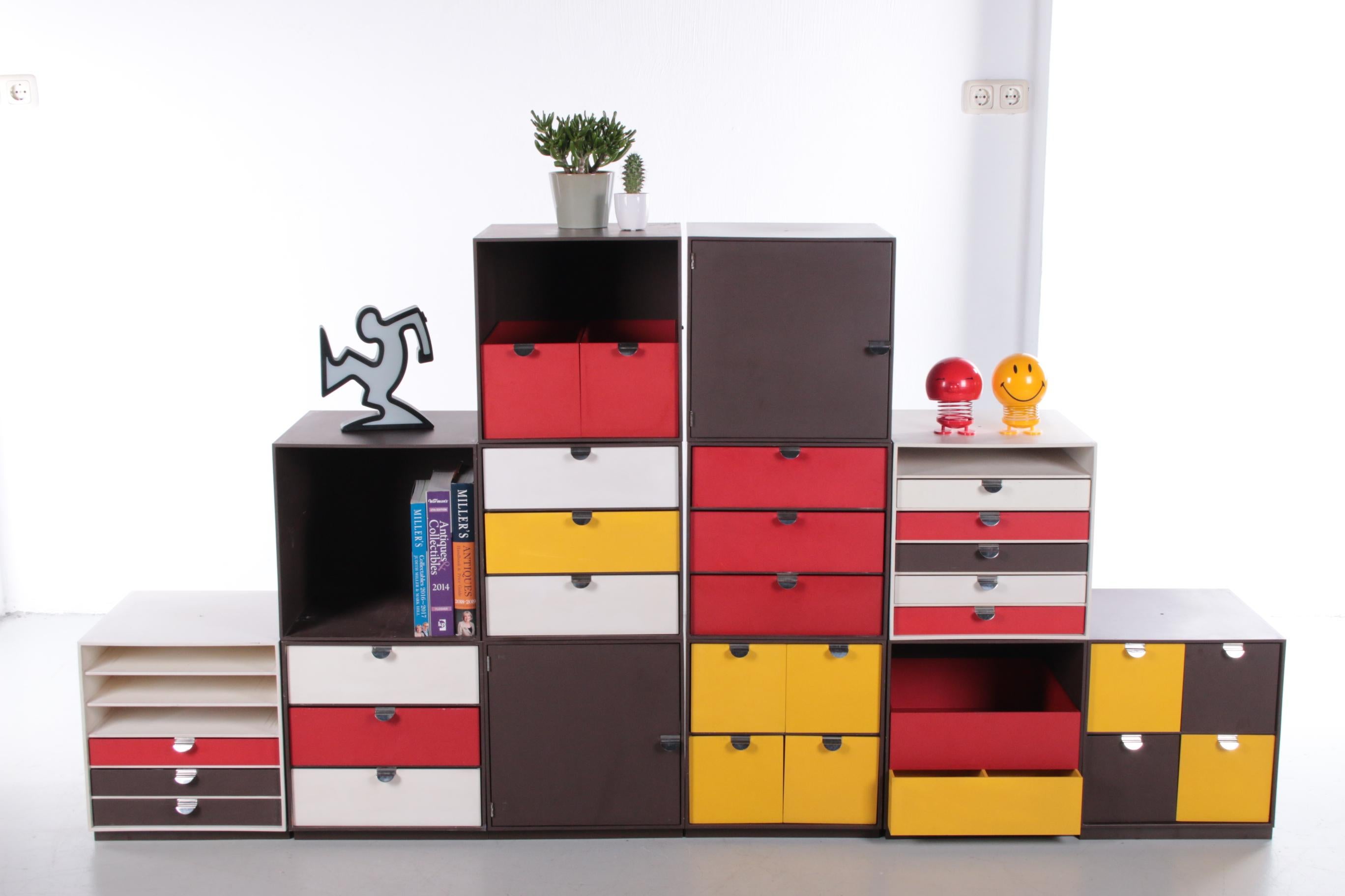 alaset Palanox boxes

storage boxes with multi-colored stackable boxes that allow you to build your own shelf, produced only a few years in the early 1970s.

side of one box 35 x 35 x 35 cm 

During his career, the Designer Ristomatti Ratia