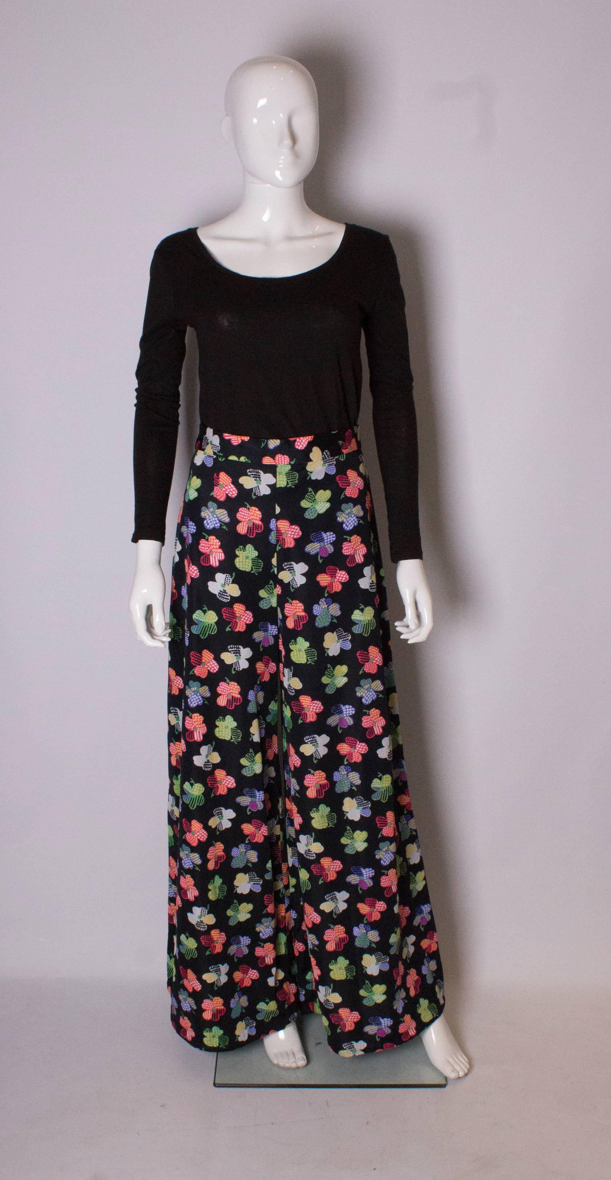 A great pair of palazzo pants , with a black background and multi colour flower print.
waist 28'', inside leg 32''