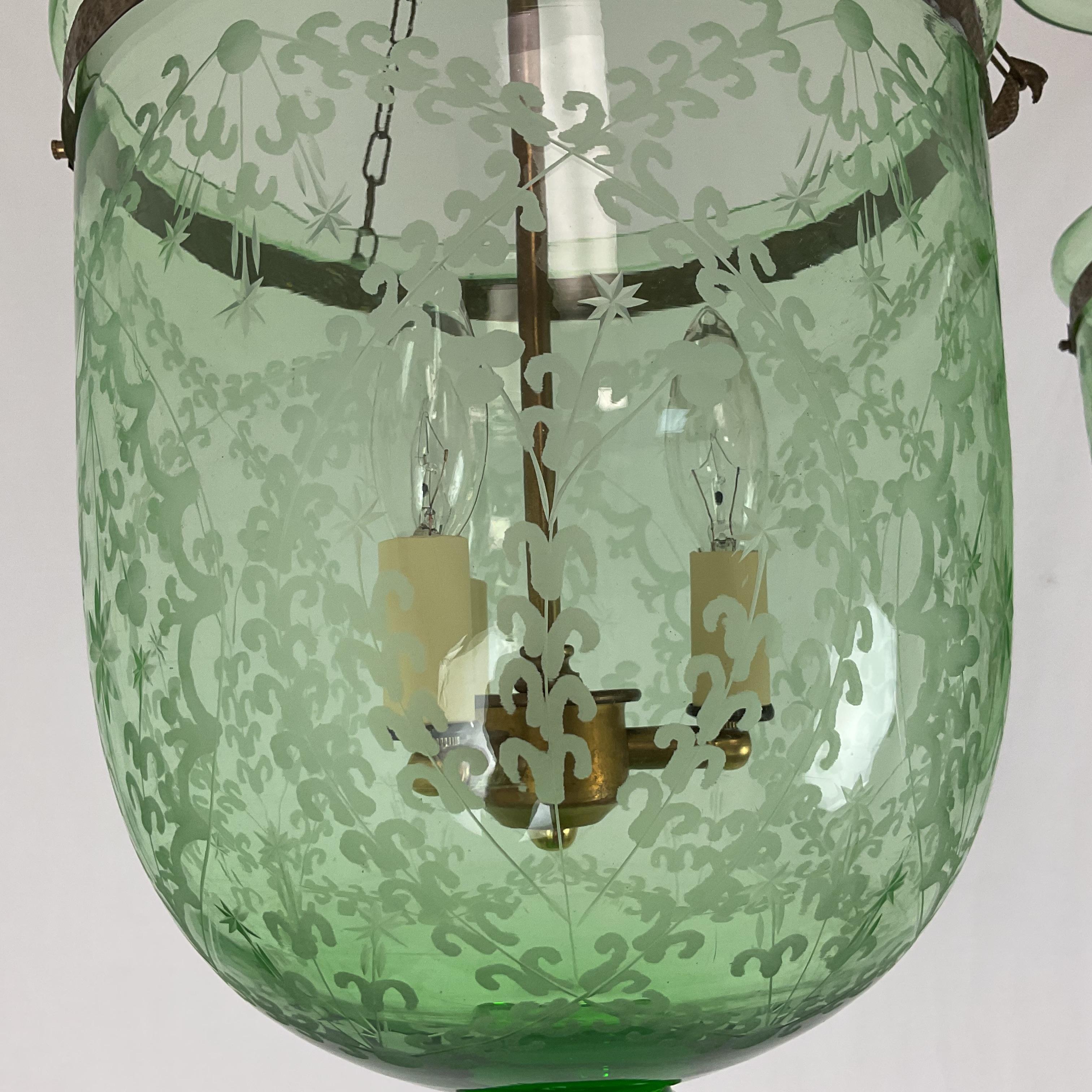 Campane da fumo in vetro acidato verde pallido vintage in vendita 4