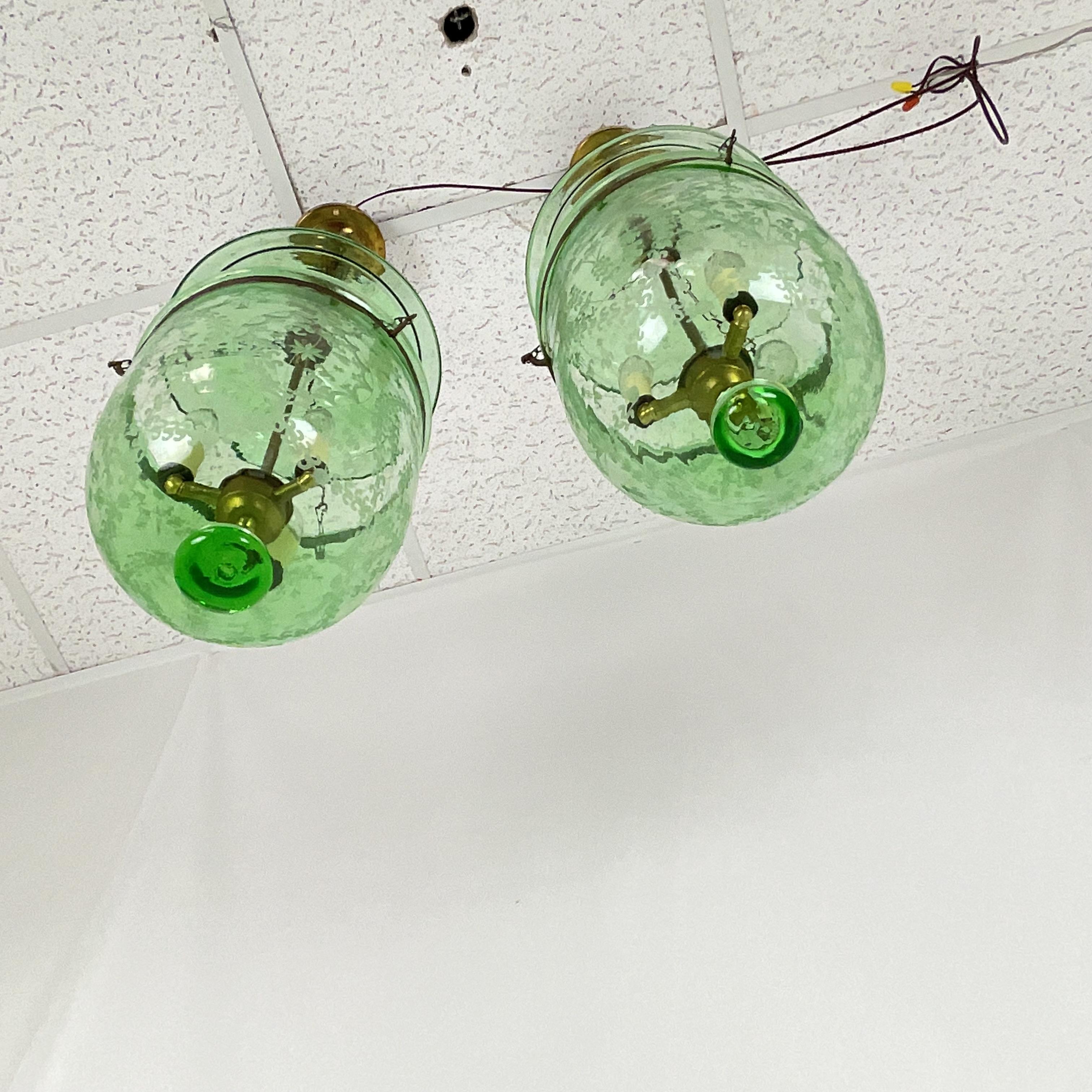 Campane da fumo in vetro acidato verde pallido vintage in vendita 5