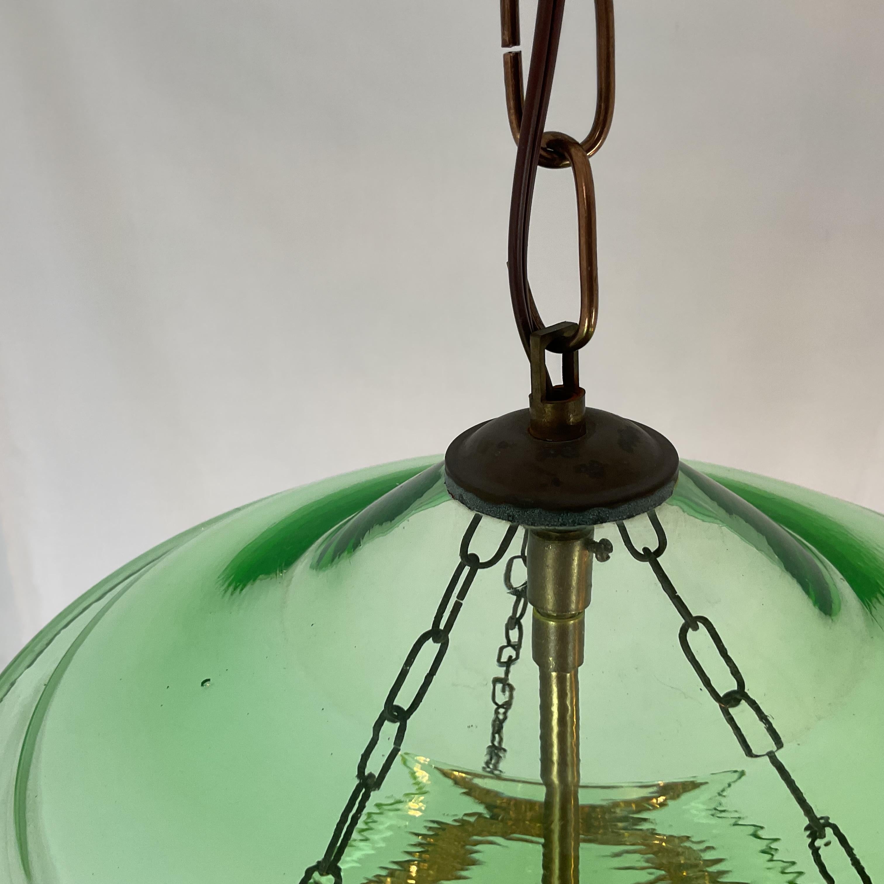Ottone Campane da fumo in vetro acidato verde pallido vintage in vendita