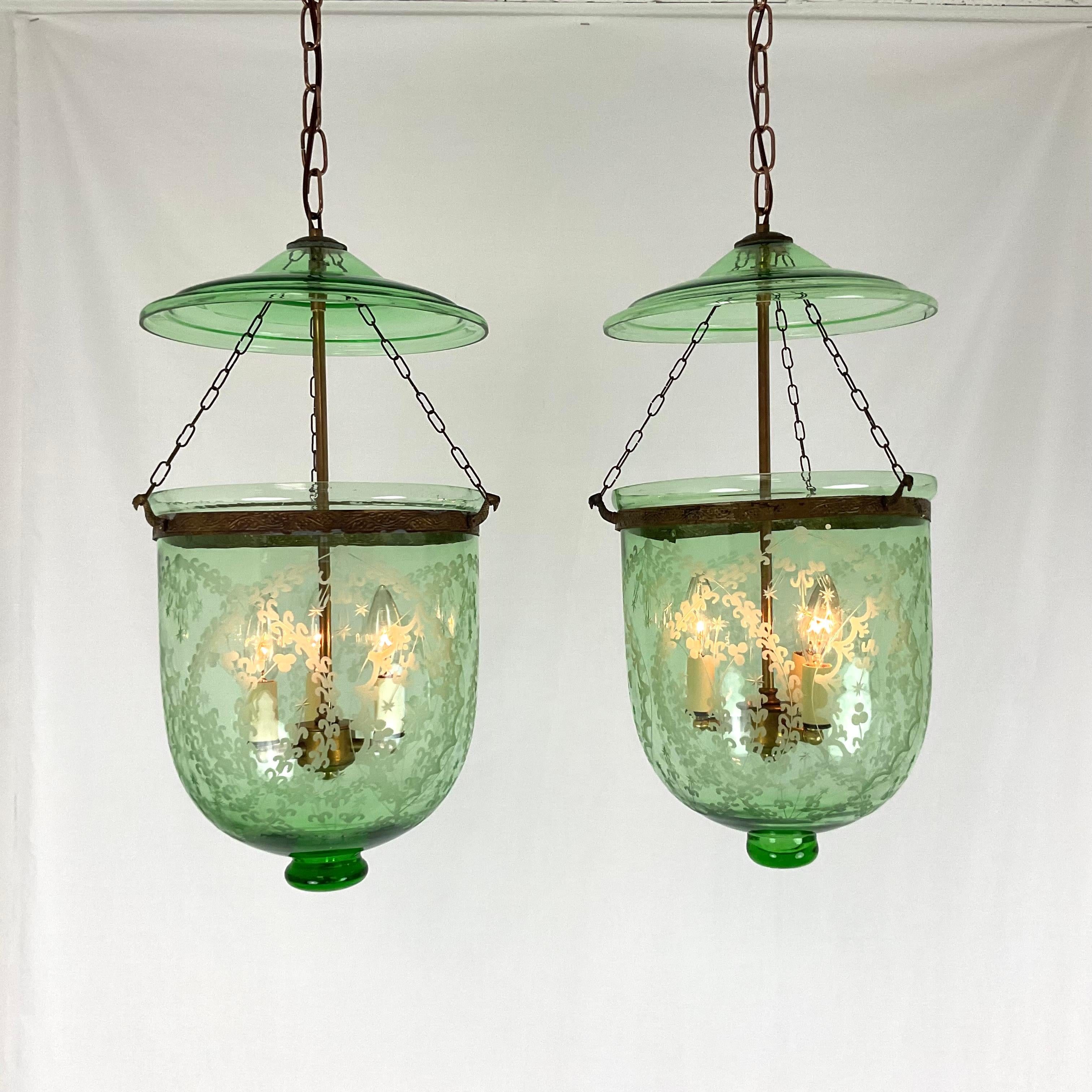 Campane da fumo in vetro acidato verde pallido vintage in vendita 2