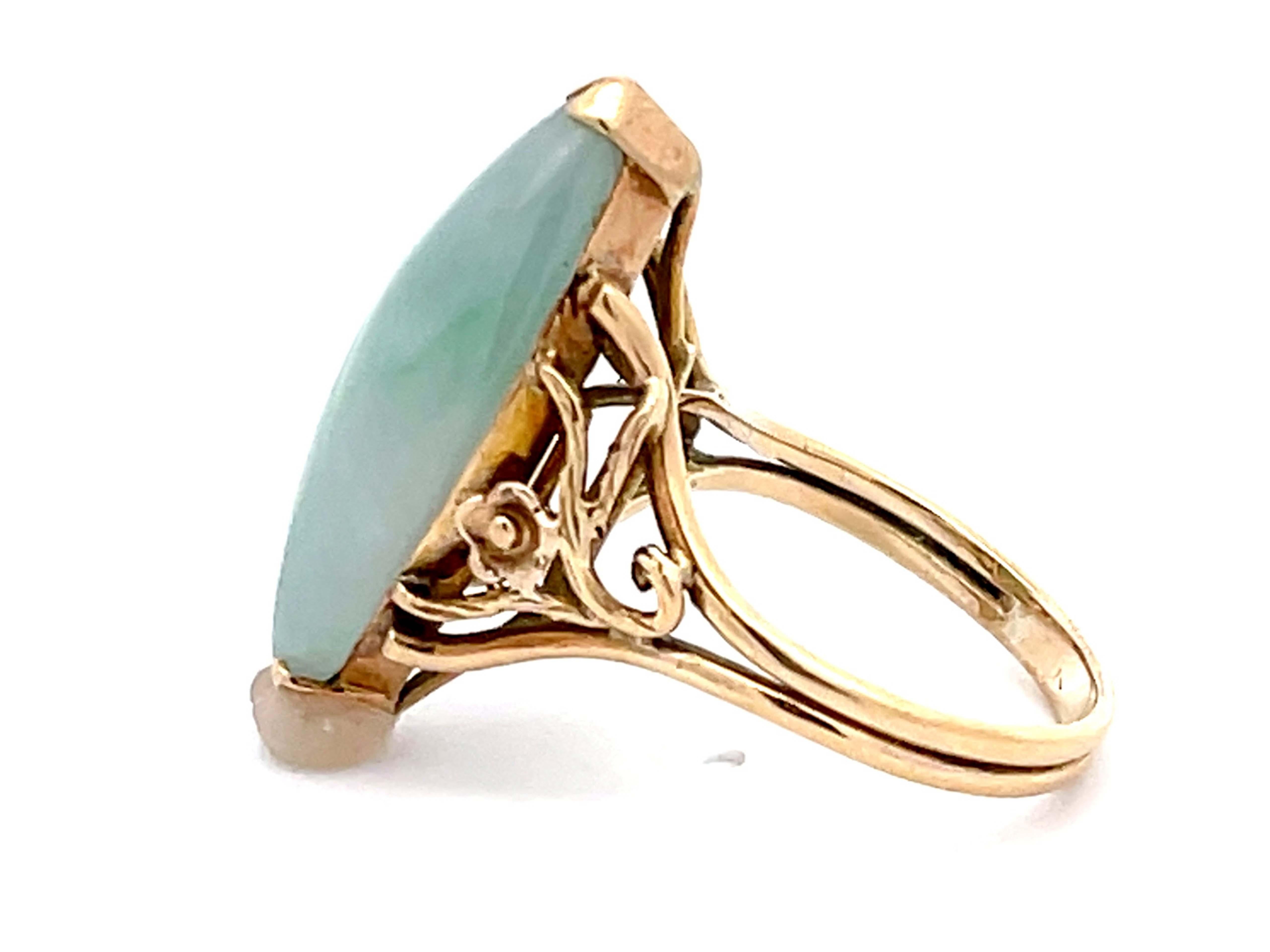 Vintage Pale Green Jade Novette Ring in 14k Yellow Gold In Excellent Condition For Sale In Honolulu, HI