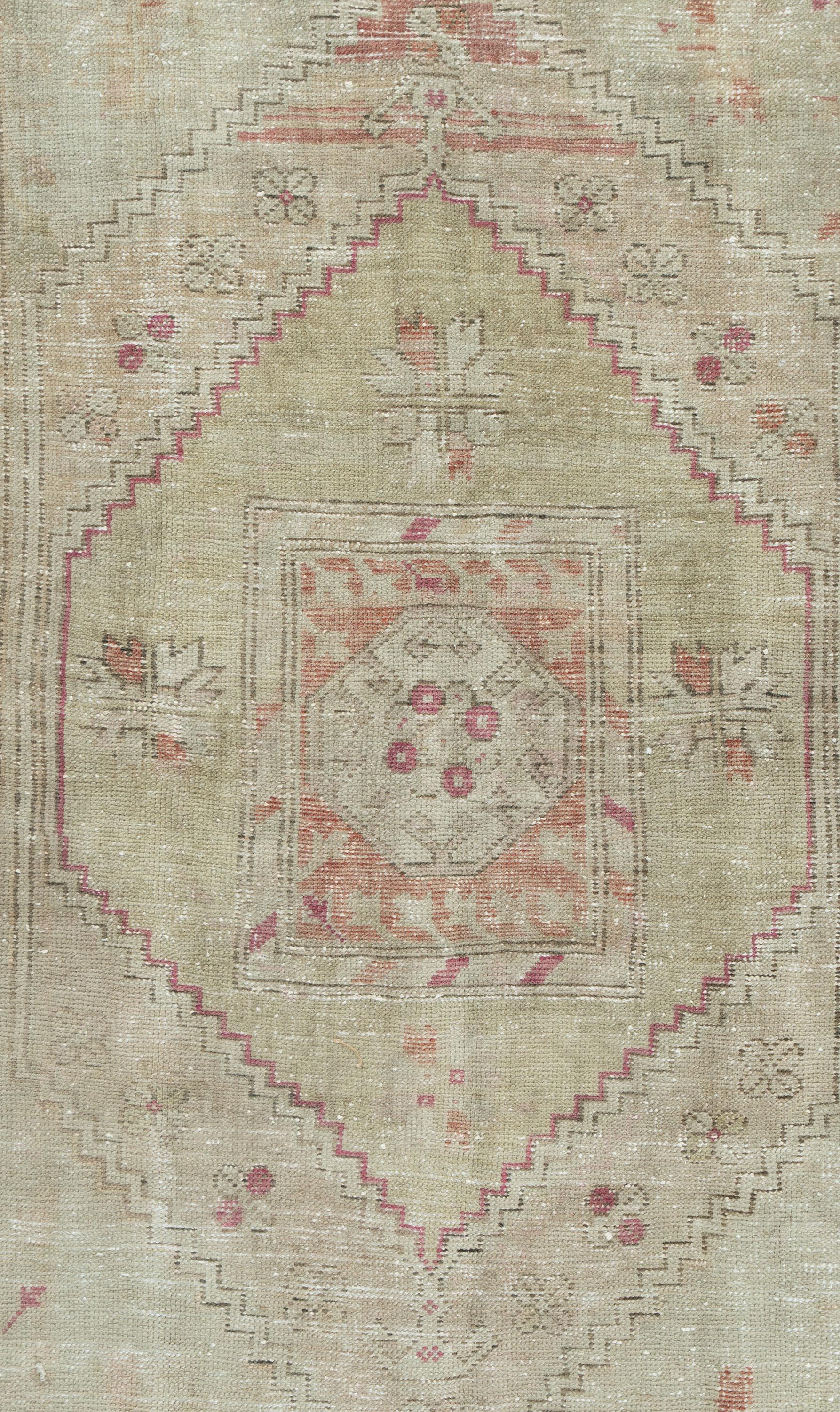 5'4 x 8'1.  Charakter, Tradition, Muster und Farbgebung vereinen sich in diesem wunderschönen handgeknüpften türkischen Vintage-Teppich, der in der kleinen Region West-Zentral-Anatolien gewebt wurde. Die Teppichweberei befindet sich in