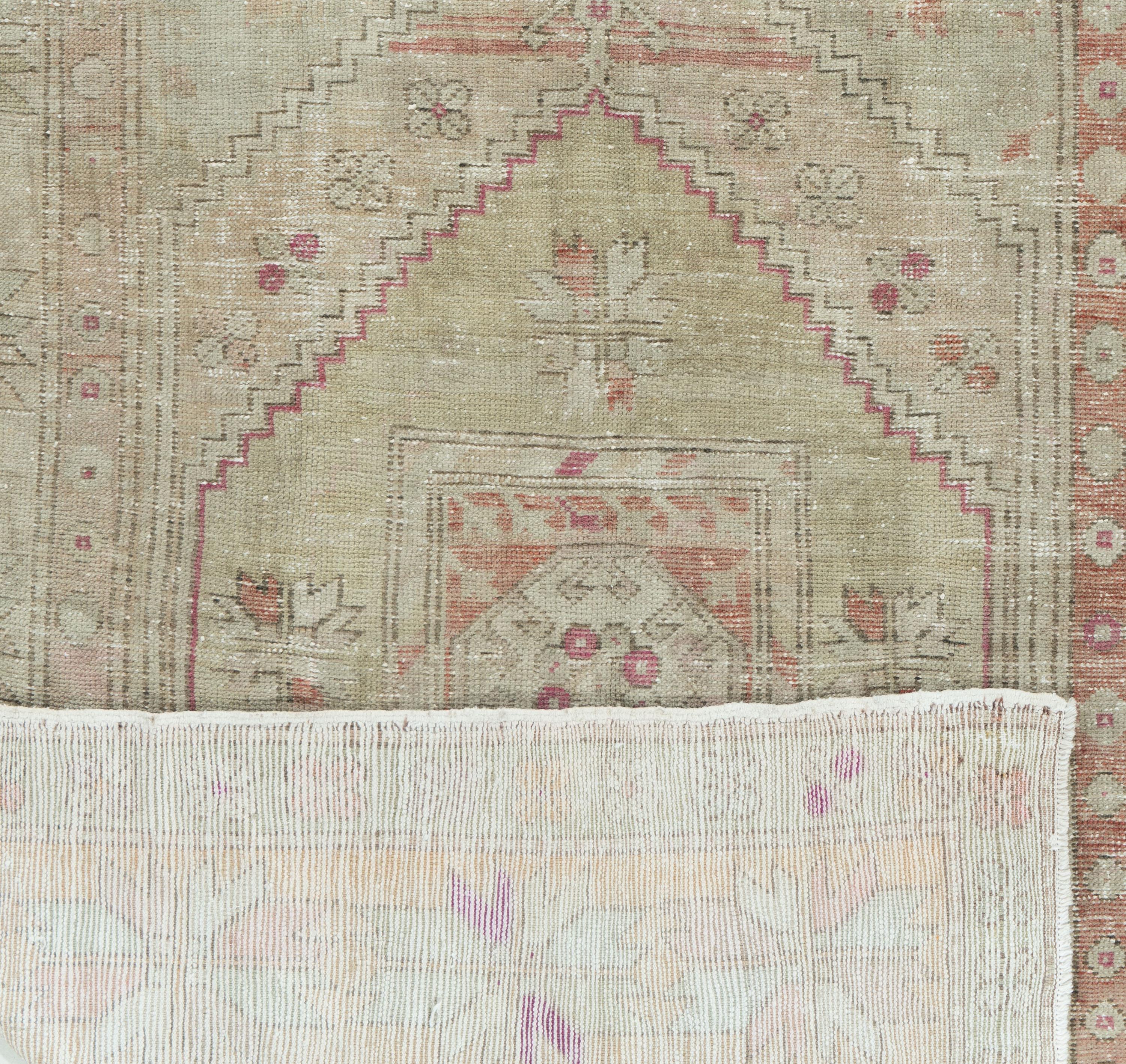 Vintage Pale Green Leicht Distressed Türkisch Anatolian Teppich 5'4 x 8'1 (Handgeknüpft) im Angebot