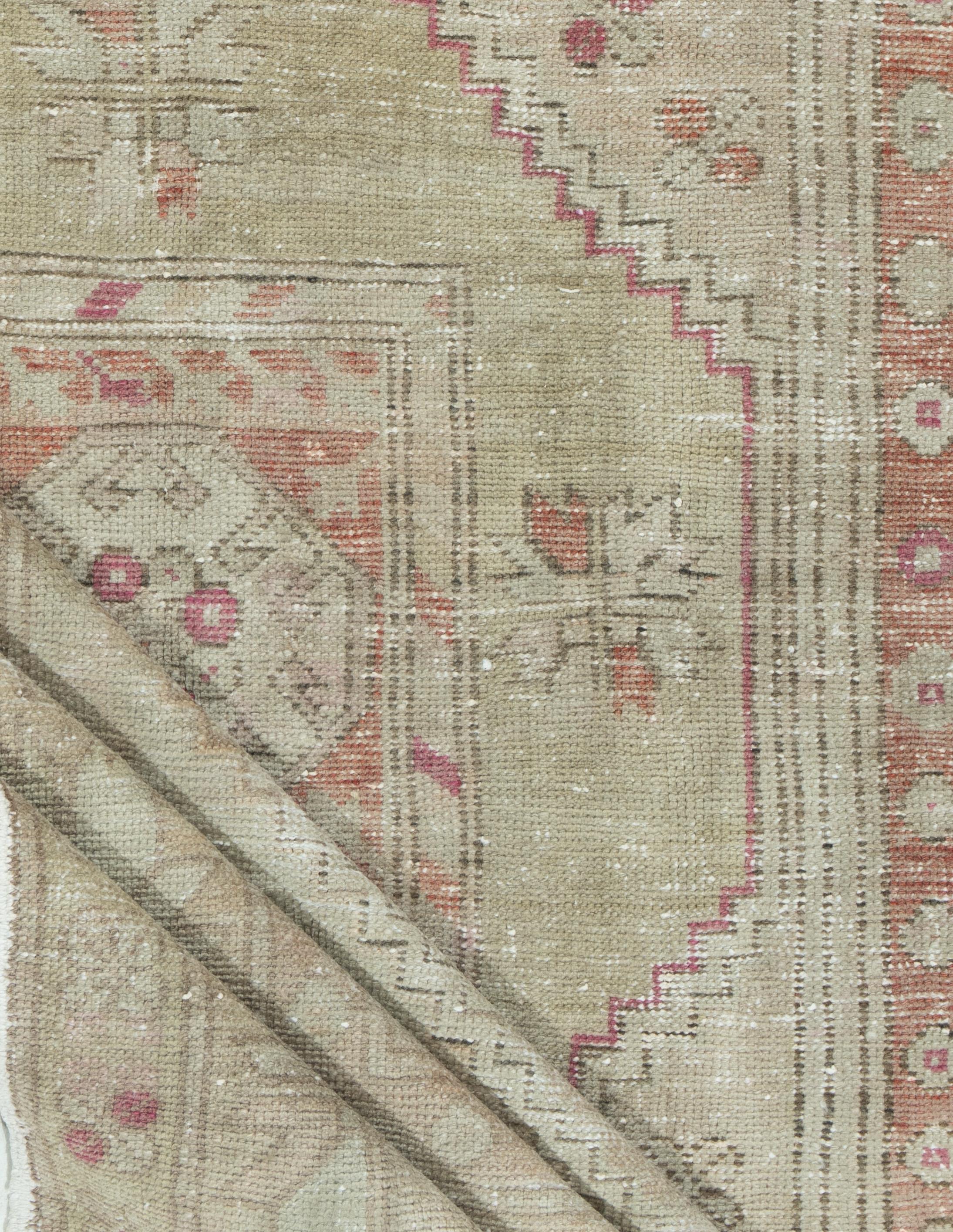 Vintage Pale Green Leicht Distressed Türkisch Anatolian Teppich 5'4 x 8'1 im Zustand „Gut“ im Angebot in New York, NY