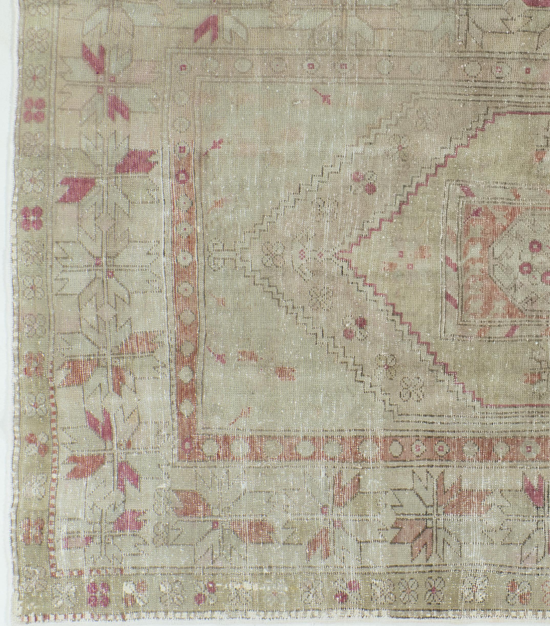 Vintage Pale Green Leicht Distressed Türkisch Anatolian Teppich 5'4 x 8'1 (20. Jahrhundert) im Angebot