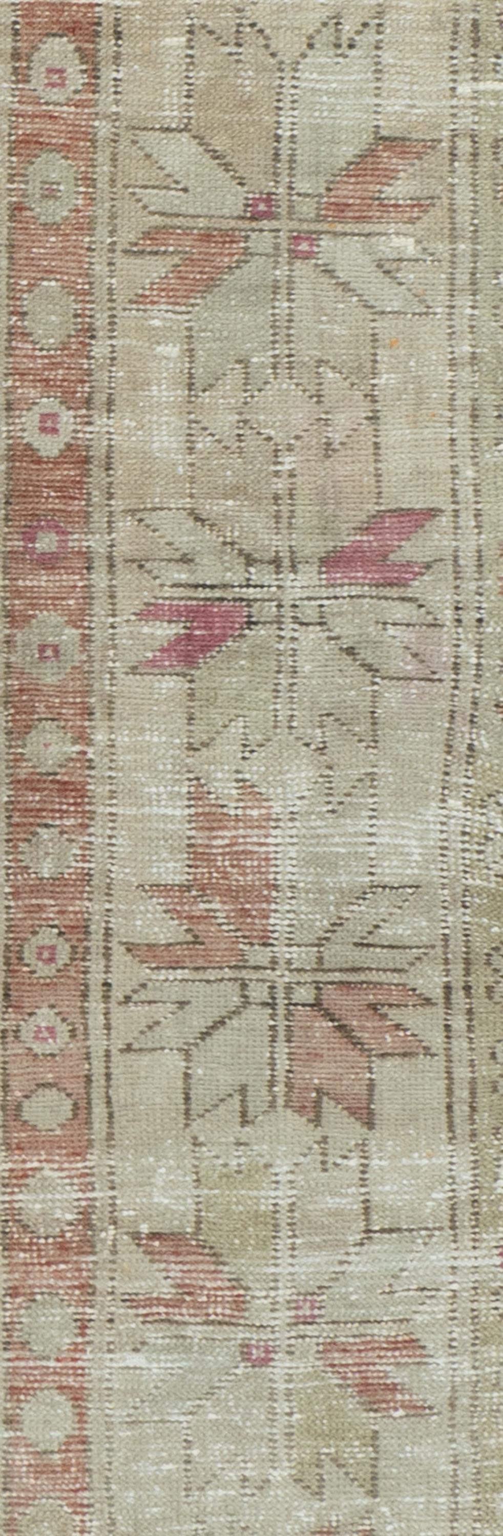 Vintage Pale Green Leicht Distressed Türkisch Anatolian Teppich 5'4 x 8'1 (Wolle) im Angebot