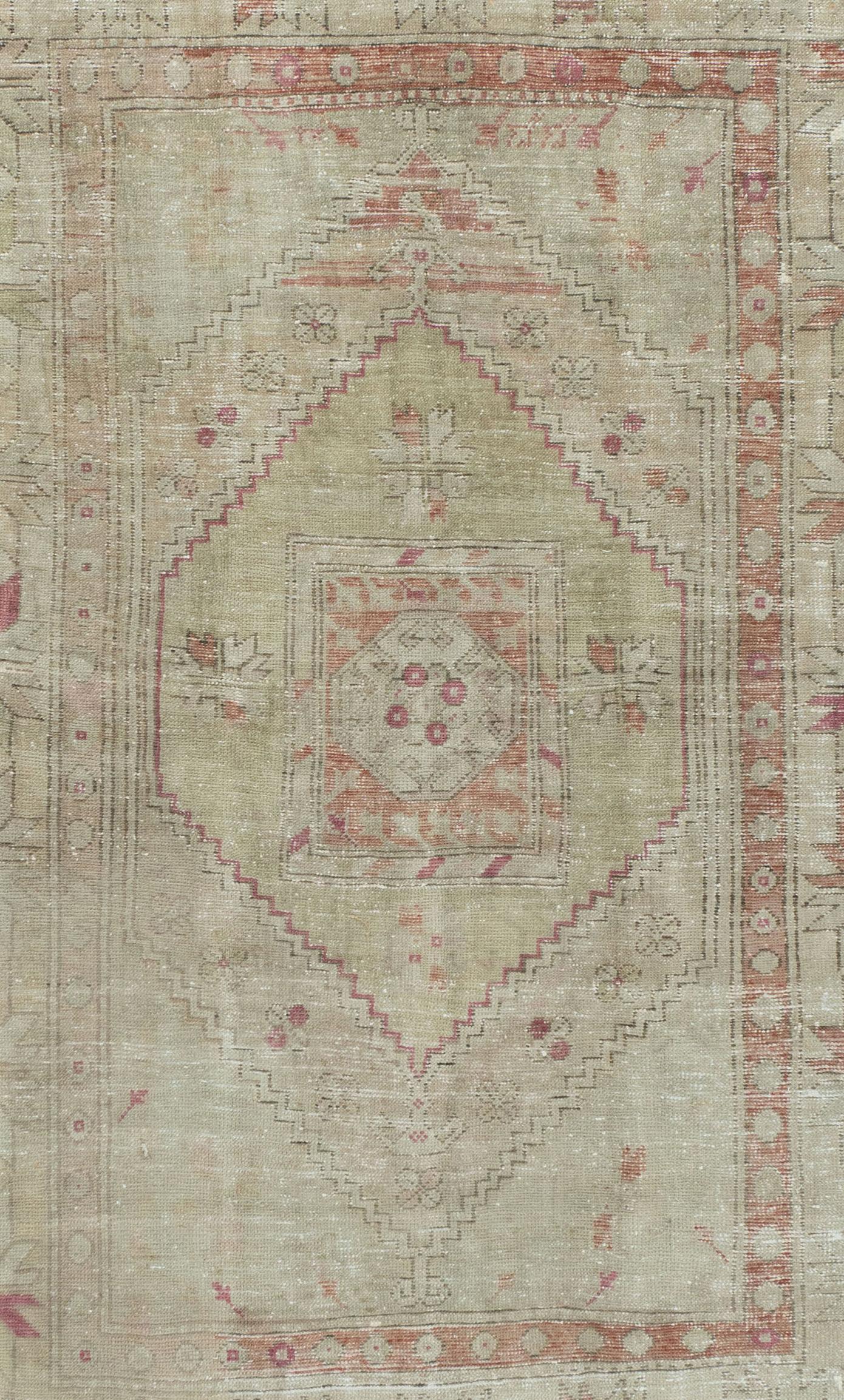 Vintage Pale Green Leicht Distressed Türkisch Anatolian Teppich 5'4 x 8'1 im Angebot 1
