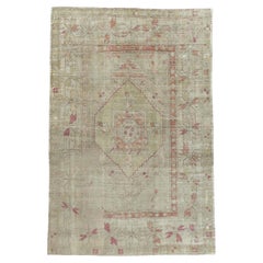 Tappeto vintage verde pallido leggermente rovinato dell'Anatolia turca 5'4 x 8'1