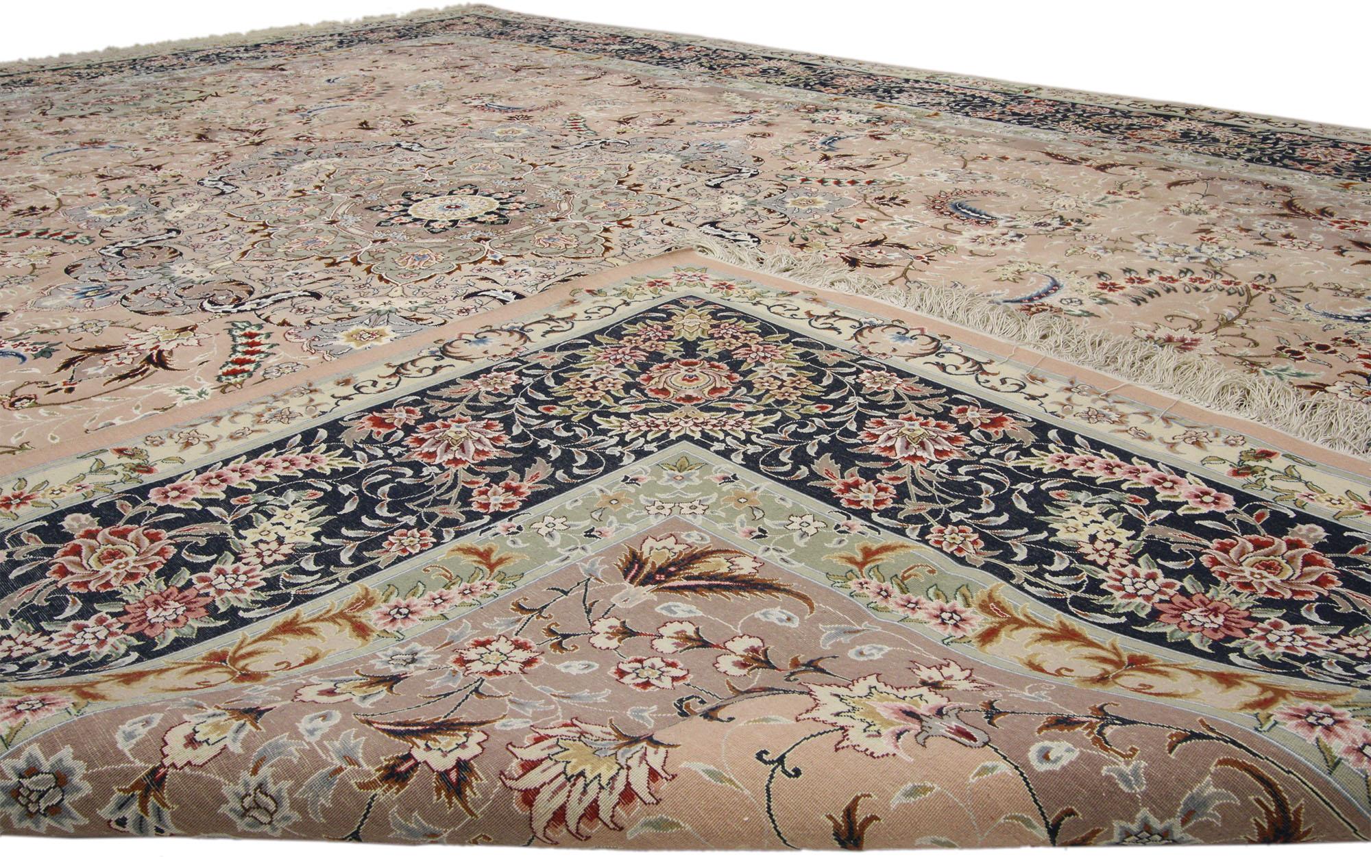 Noué à la main Tapis de Tabriz persan rose pâle avec arabesque romantique de style Art nouveau en vente