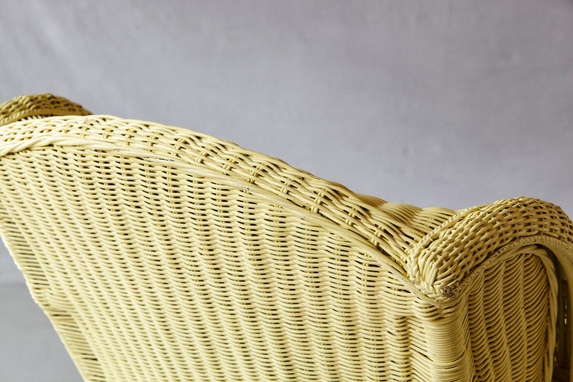 Vintage Pale Yellow Cape Cod Wicker Fauteuil with Pierre Deux Fabric Cushion In Good Condition In Pau, FR