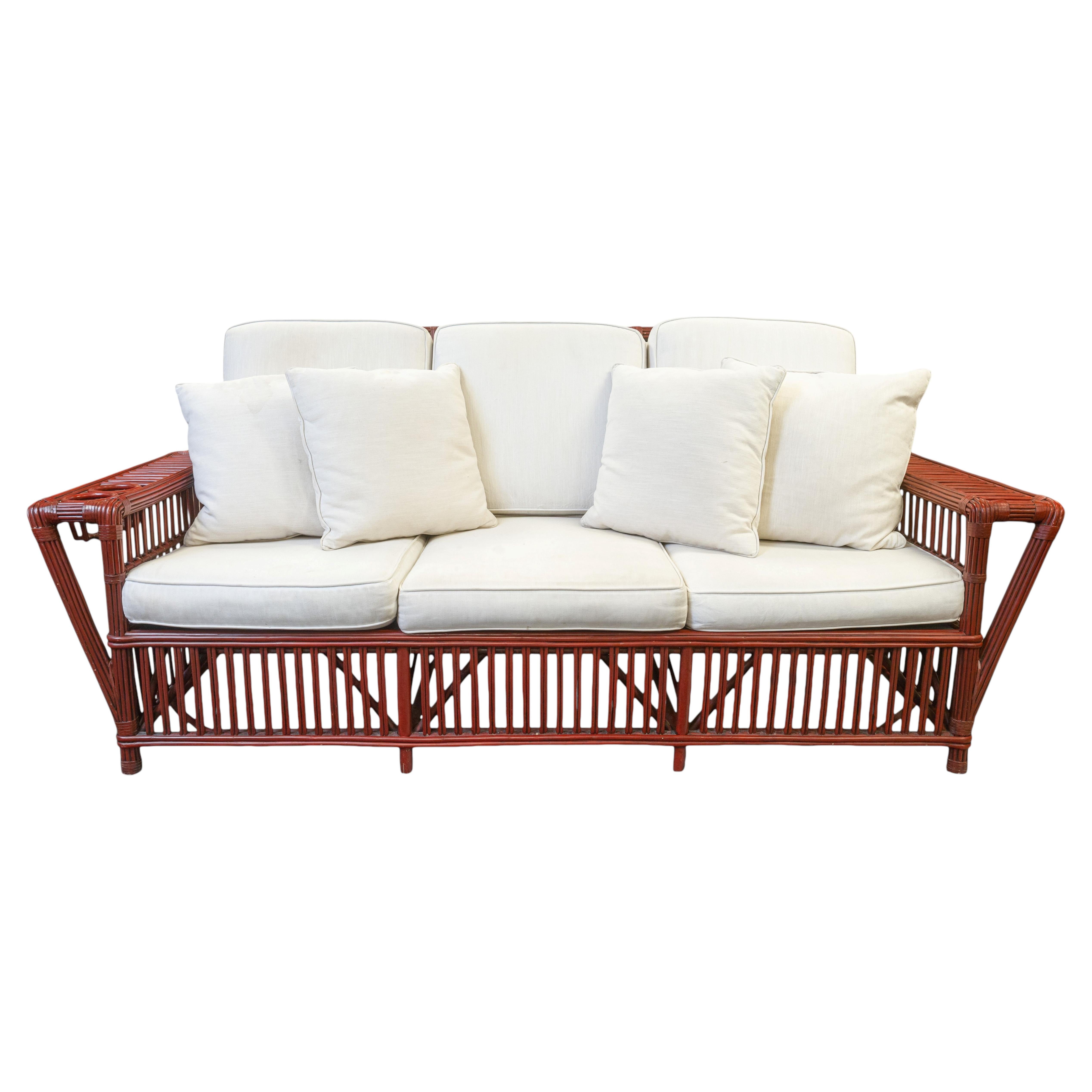 Divano da esterno Vintage Palecek "President's Sofa" in rattan rosso con cuscini bianchi