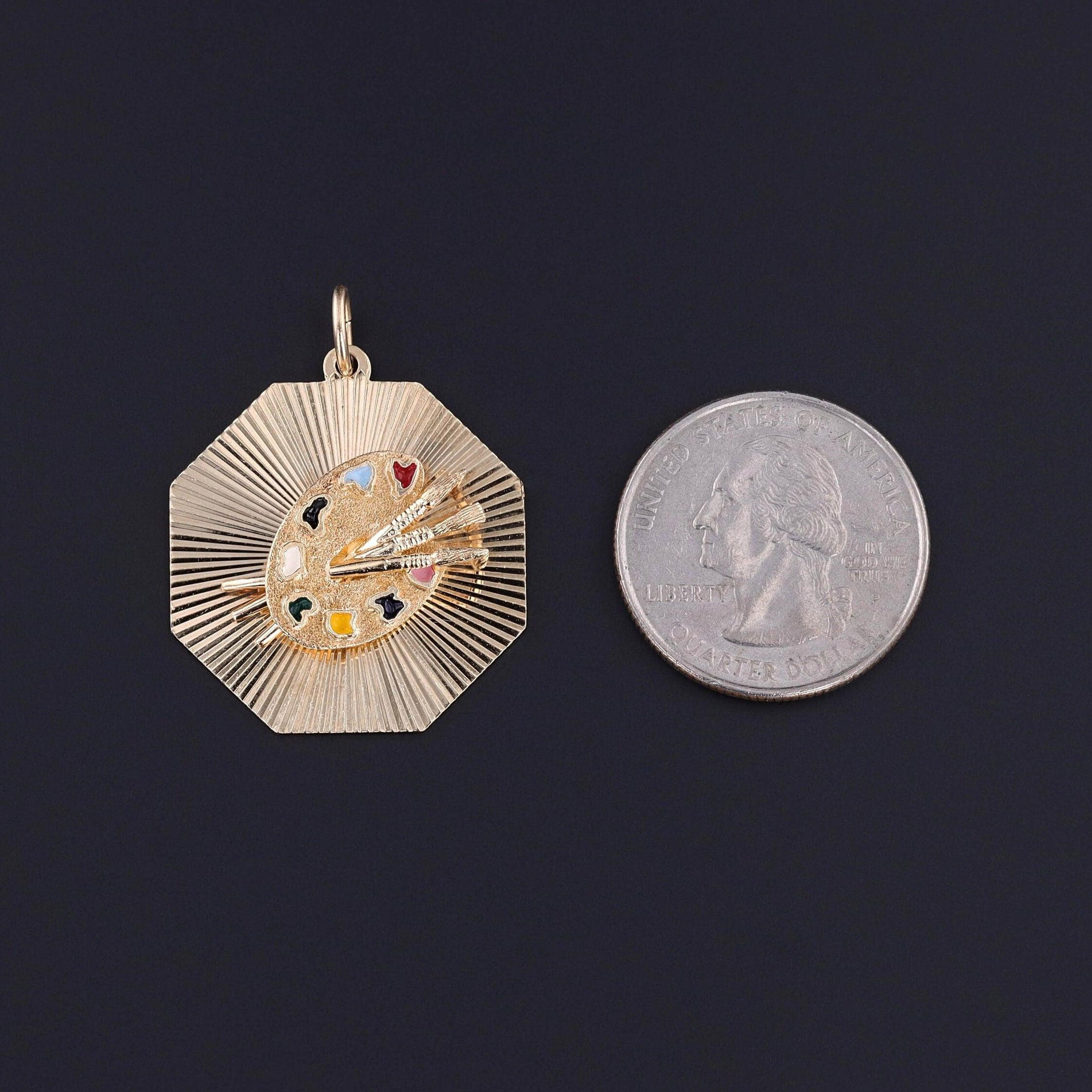 Ciondolo tavolozza d'artista vintage: Scopri il fascino artistico di questo ciondolo vintage di Henry Dankner & Sons. Il ciondolo degli anni '80 è caratterizzato da una tavolozza da pittore ornata da smalti su un luminoso oro 14k. Il retro reca il