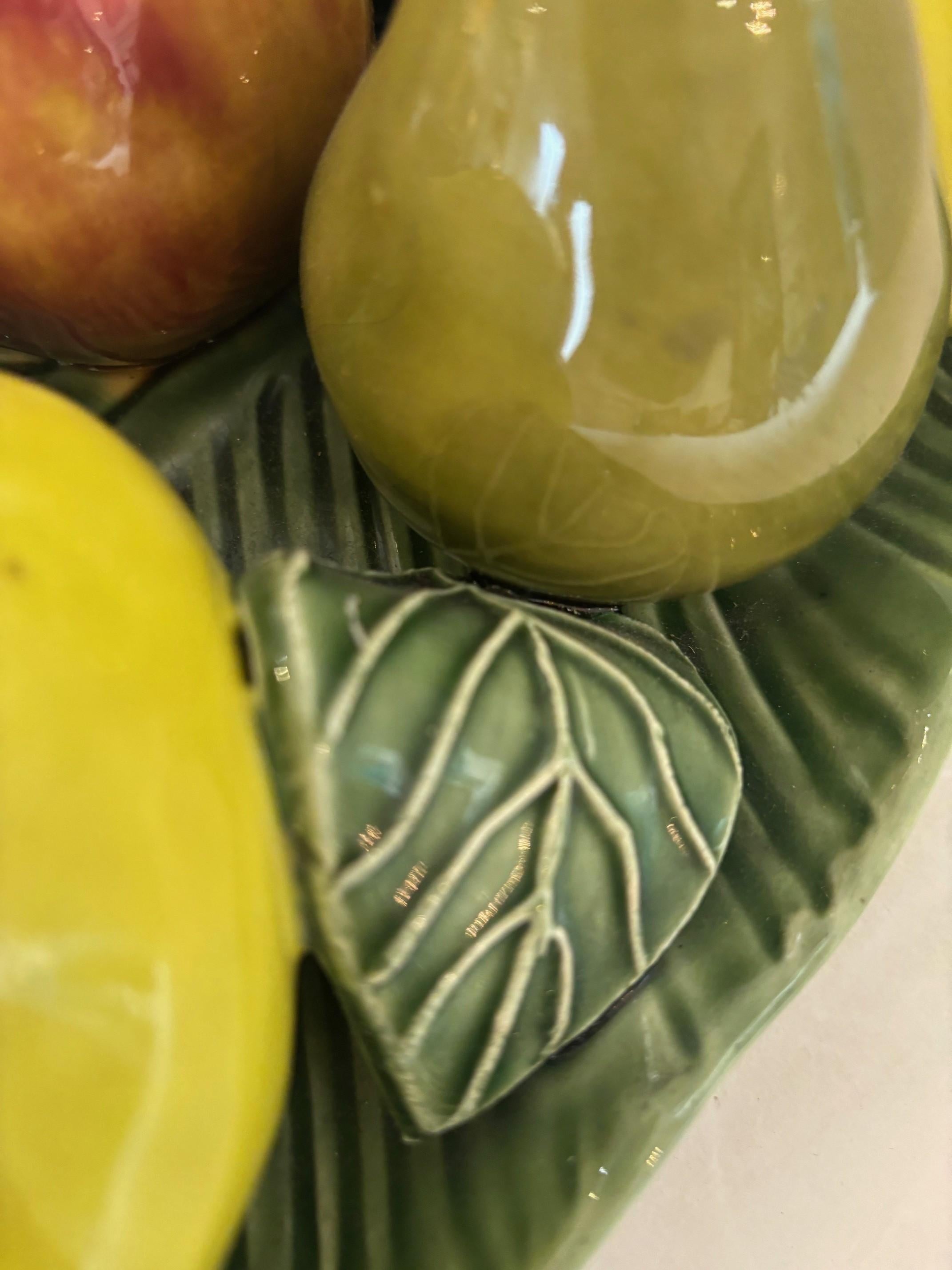 Piatto d'arte d'epoca in stile Palissy dipinto a mano da Jay Willfred Sadek in vendita 4