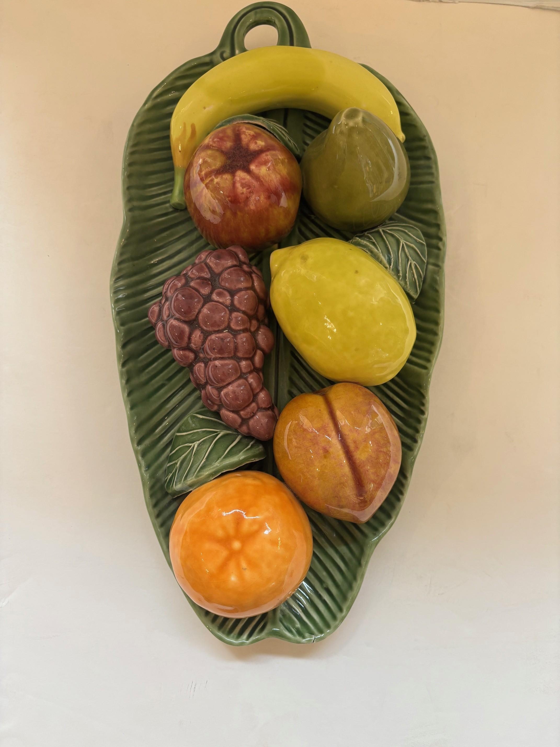 Piatto d'arte d'epoca in stile Palissy dipinto a mano da Jay Willfred Sadek in vendita 1