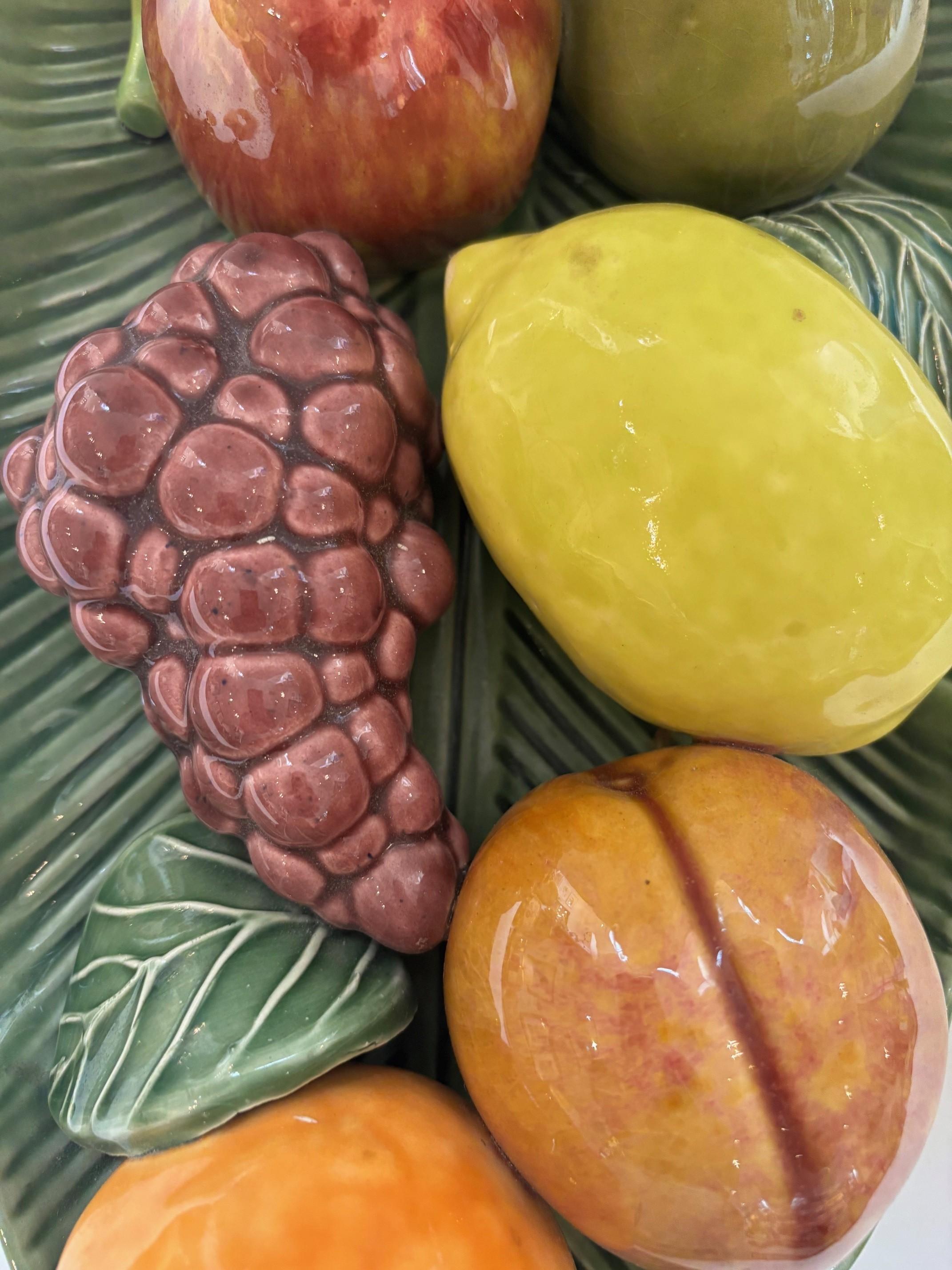 Piatto d'arte d'epoca in stile Palissy dipinto a mano da Jay Willfred Sadek in vendita 2