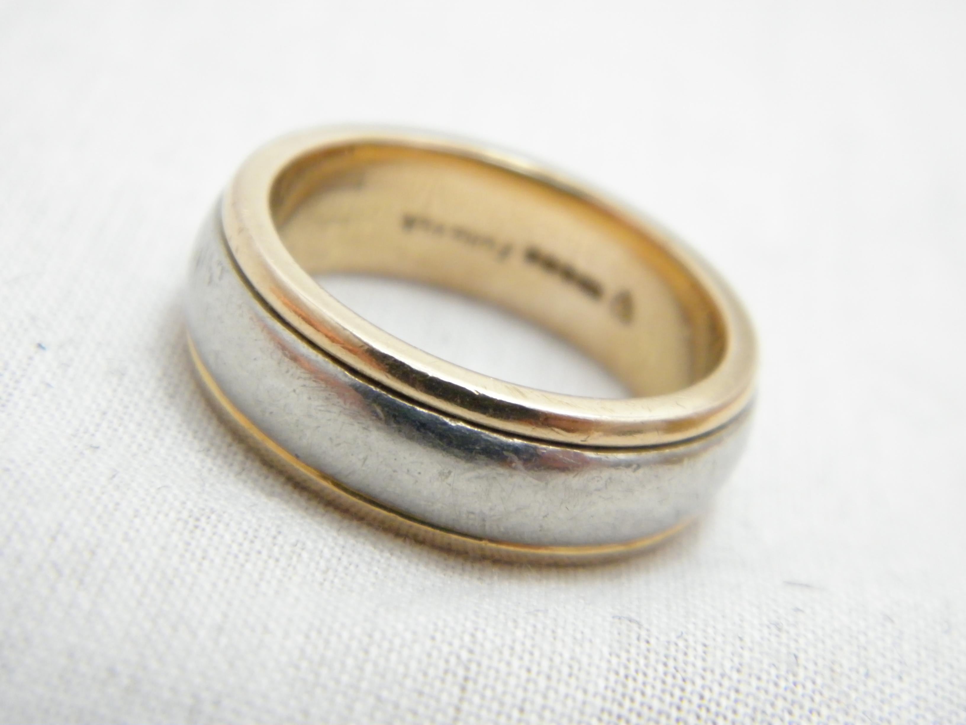 Wenn Sie auf dieser Seite gelandet sind, haben Sie ein Auge für Schönheit.

Im Angebot ist dieses herrliche
EHERING AUS PALLADIUM UND 18 KARAT GOLD MIT ABGESCHRÄGTEM RAND

Gefertigt aus massivem Palladium (950/000) und 18 Karat Gelbgold