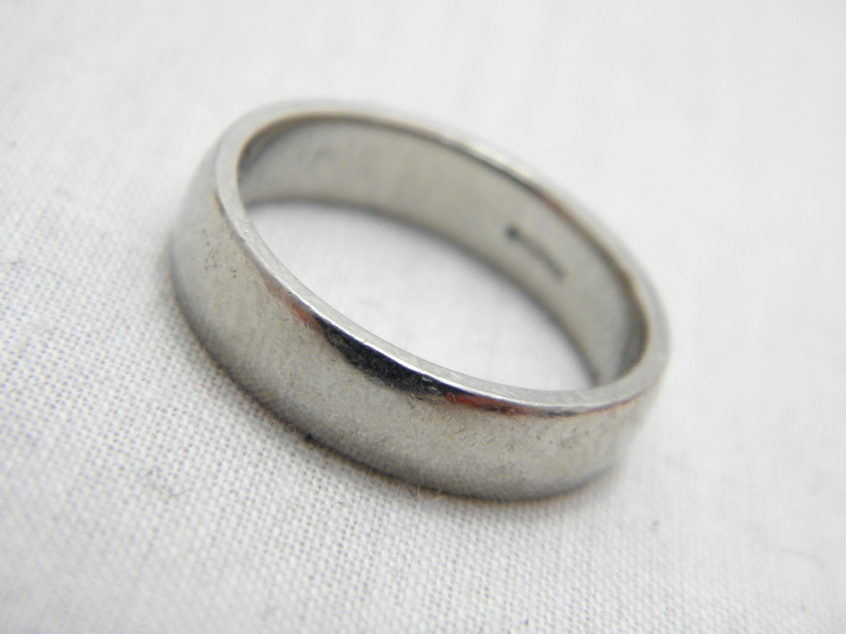 Wenn Sie auf dieser Seite gelandet sind, haben Sie ein Auge für Schönheit.

Im Angebot ist dieses herrliche
VINTAGE PALLADIUM POLIERT EHERING RING

Gefertigt aus massivem Palladium (950/000)
und in London, UK, vollständig geprüft und auf das späte