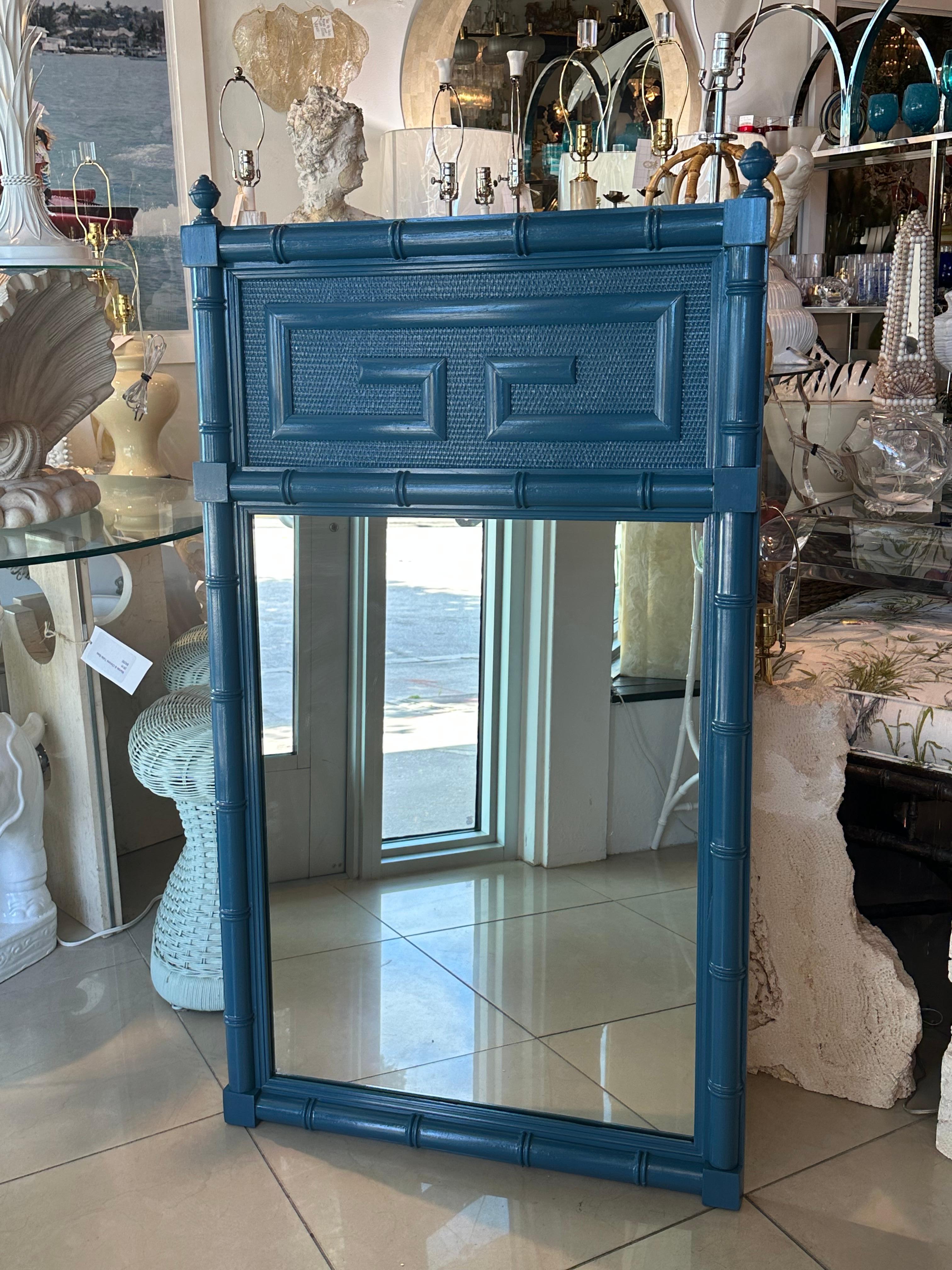 Specchio da parete Palm Beach Vintage laccato blu con chiavi greche in finto bambù in vendita 4
