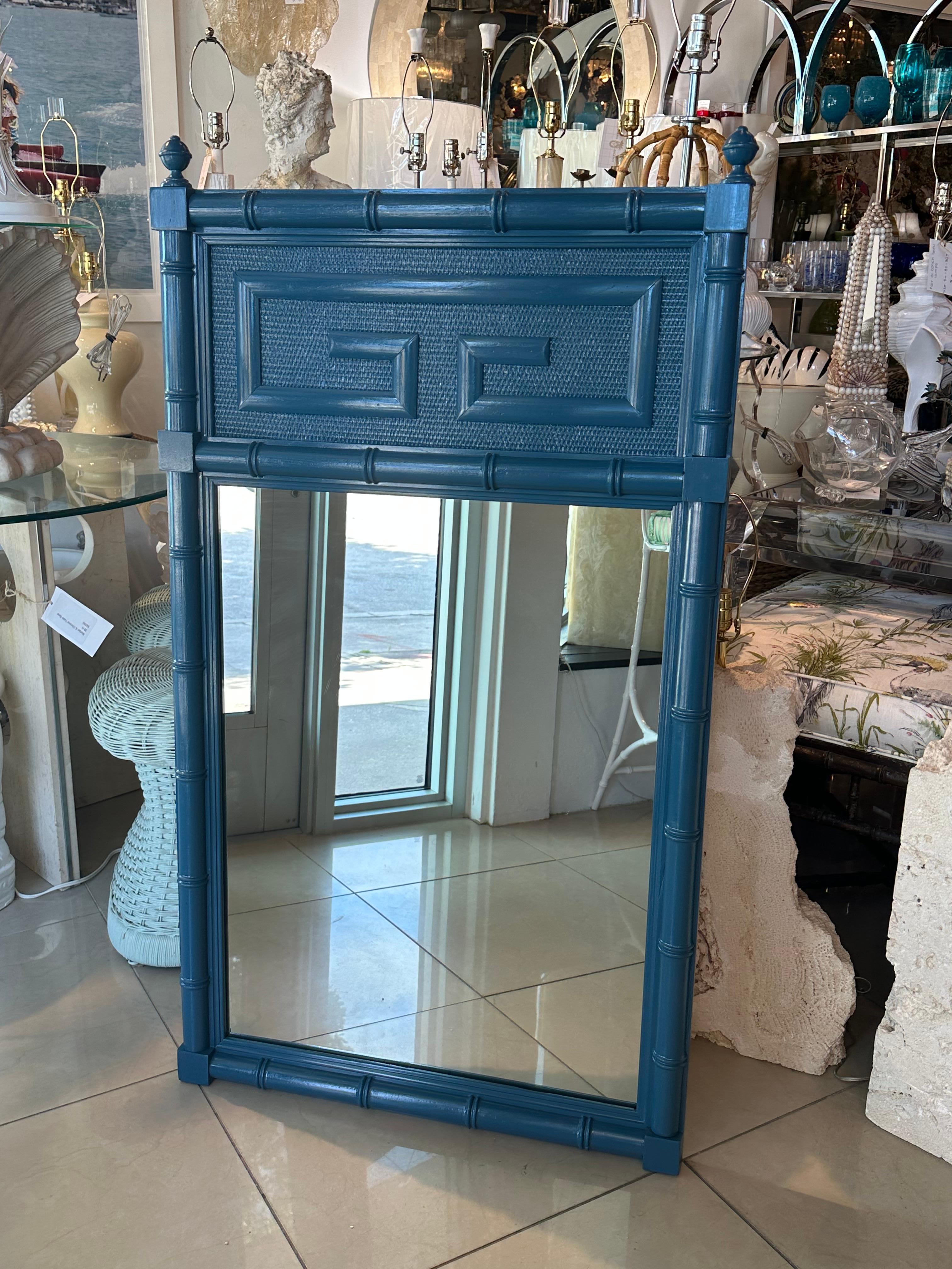 Specchio da parete Palm Beach Vintage laccato blu con chiavi greche in finto bambù in vendita 7