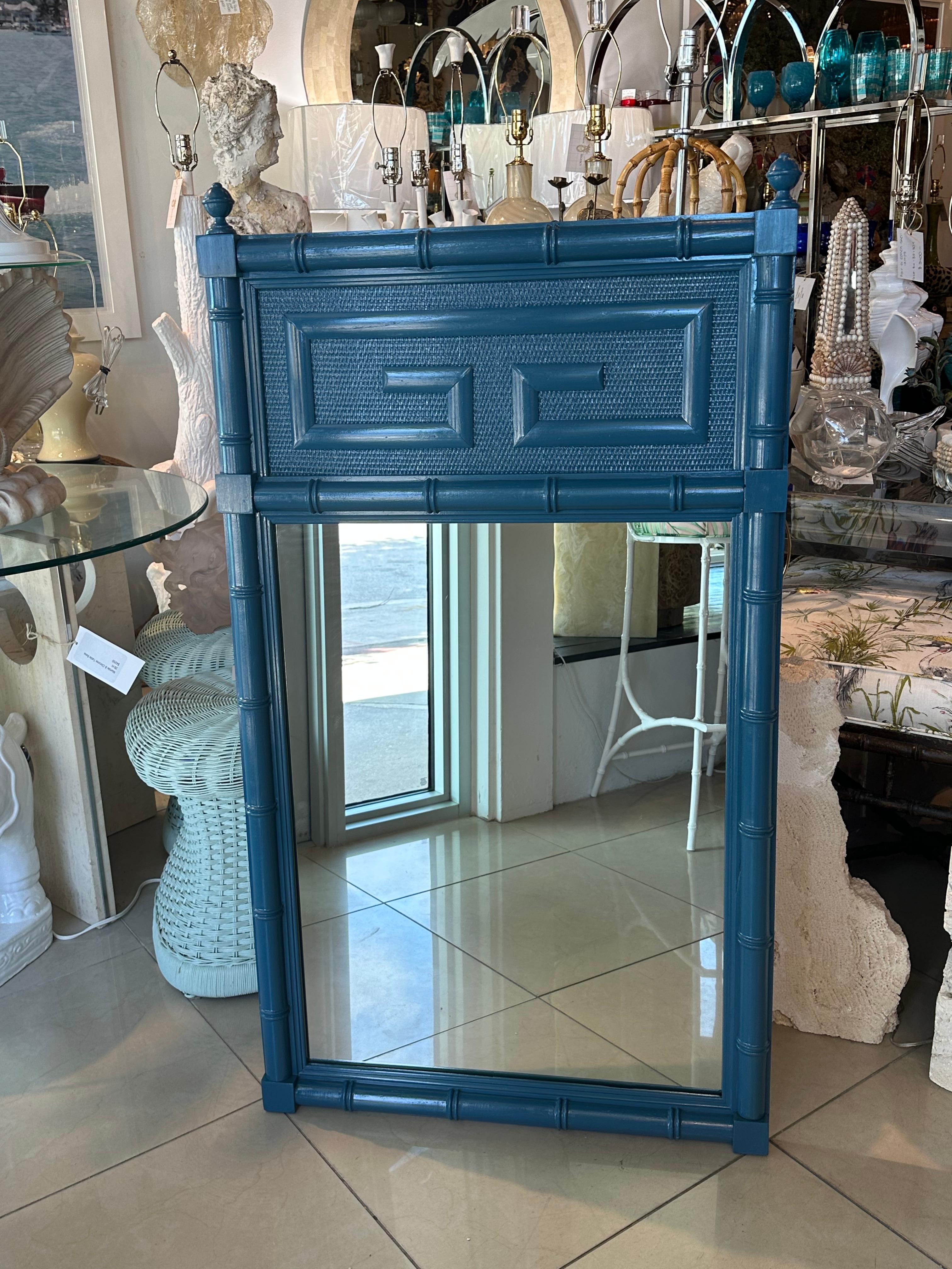 Specchio da parete Palm Beach Vintage laccato blu con chiavi greche in finto bambù in vendita 8