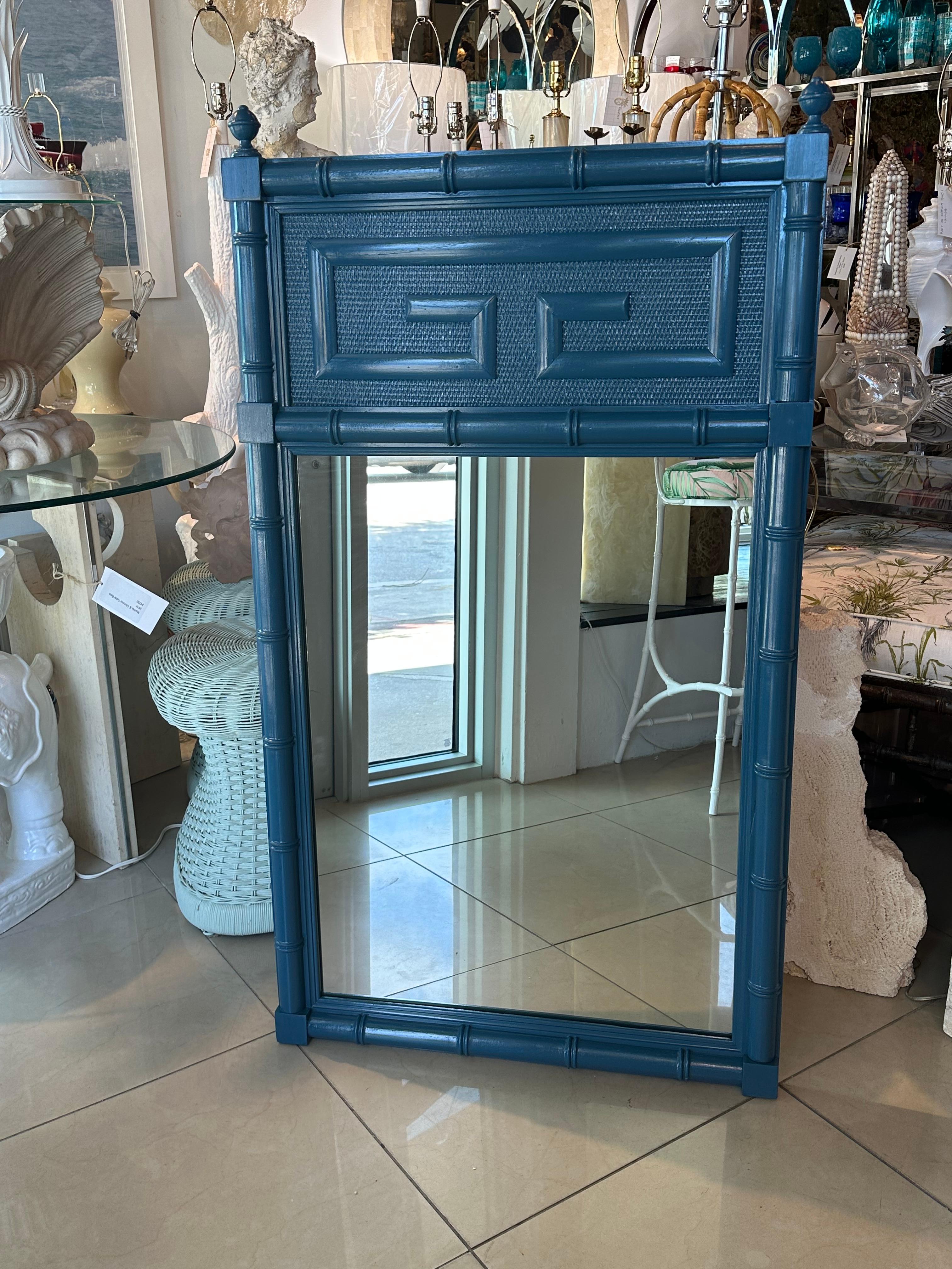 Specchio da parete Palm Beach Vintage laccato blu con chiavi greche in finto bambù in vendita 9