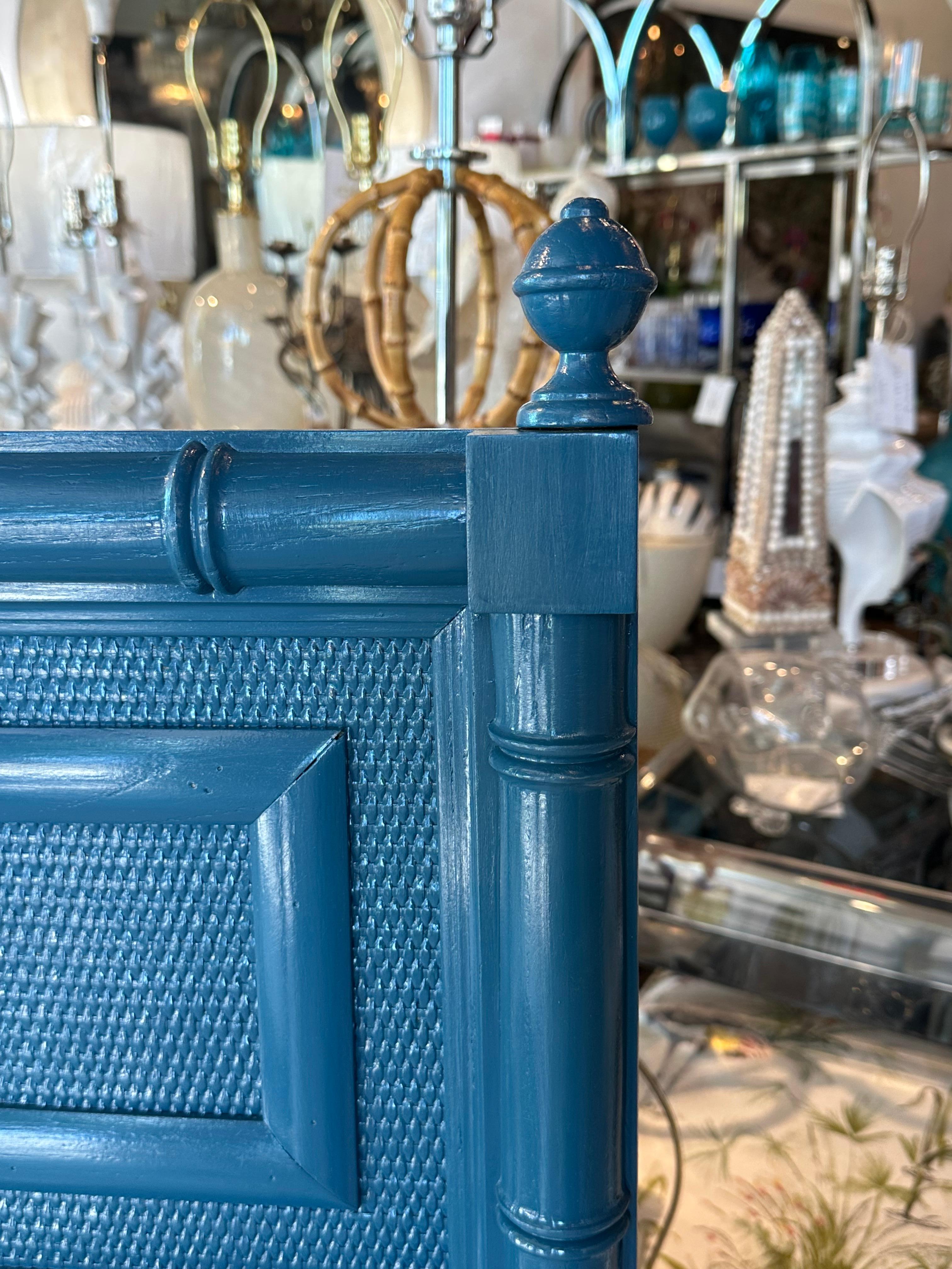 Specchio da parete Palm Beach Vintage laccato blu con chiavi greche in finto bambù in vendita 10