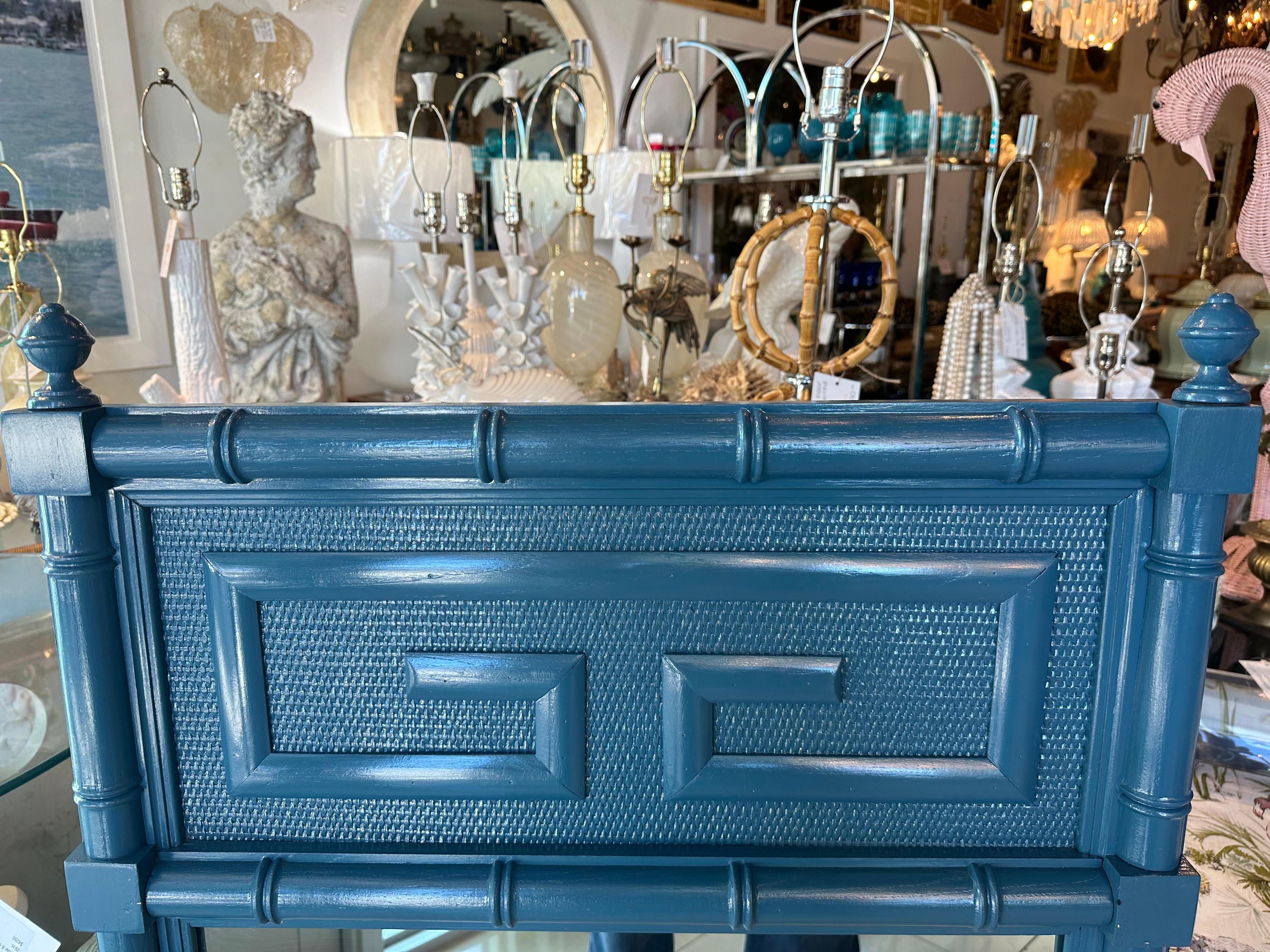 Bellissimo specchio da parete in finto bambù laccato blu d'epoca con chiave greca. Viene fornito pronto per essere appeso. Dimensioni: 50,5 H. x 28 L. x 1,75 D. 
