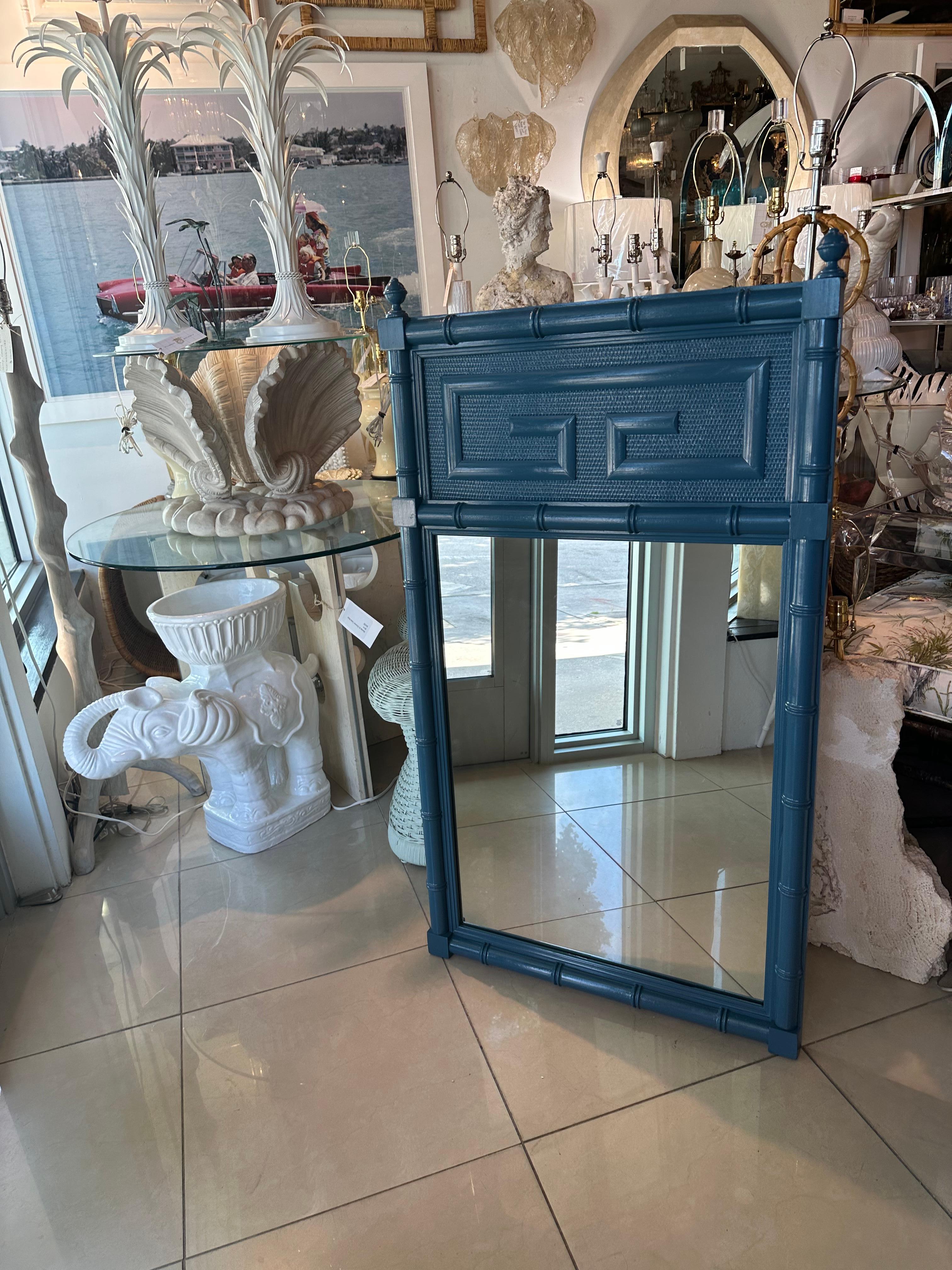 Hollywood Regency Specchio da parete Palm Beach Vintage laccato blu con chiavi greche in finto bambù in vendita