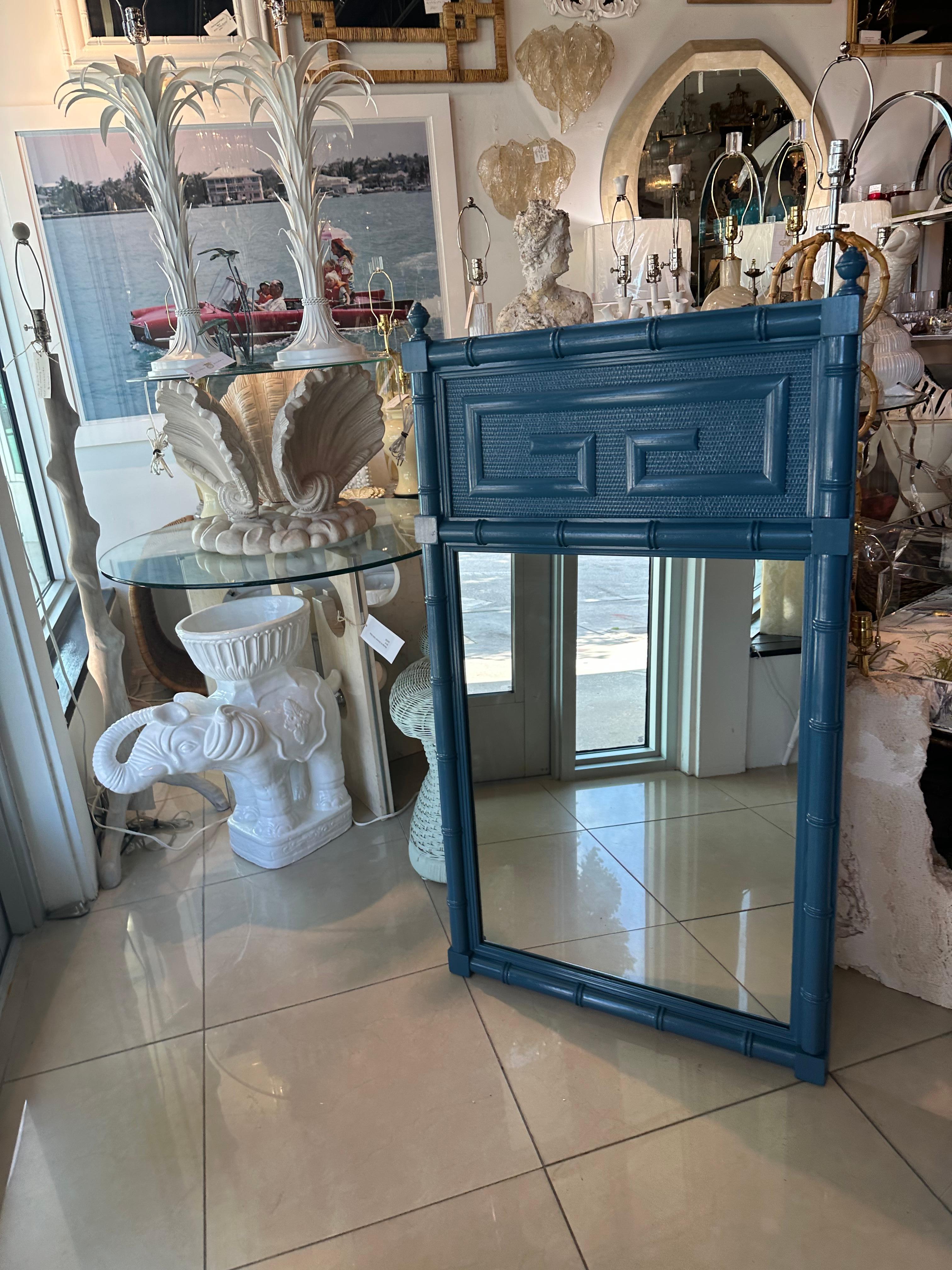 Americano Specchio da parete Palm Beach Vintage laccato blu con chiavi greche in finto bambù in vendita
