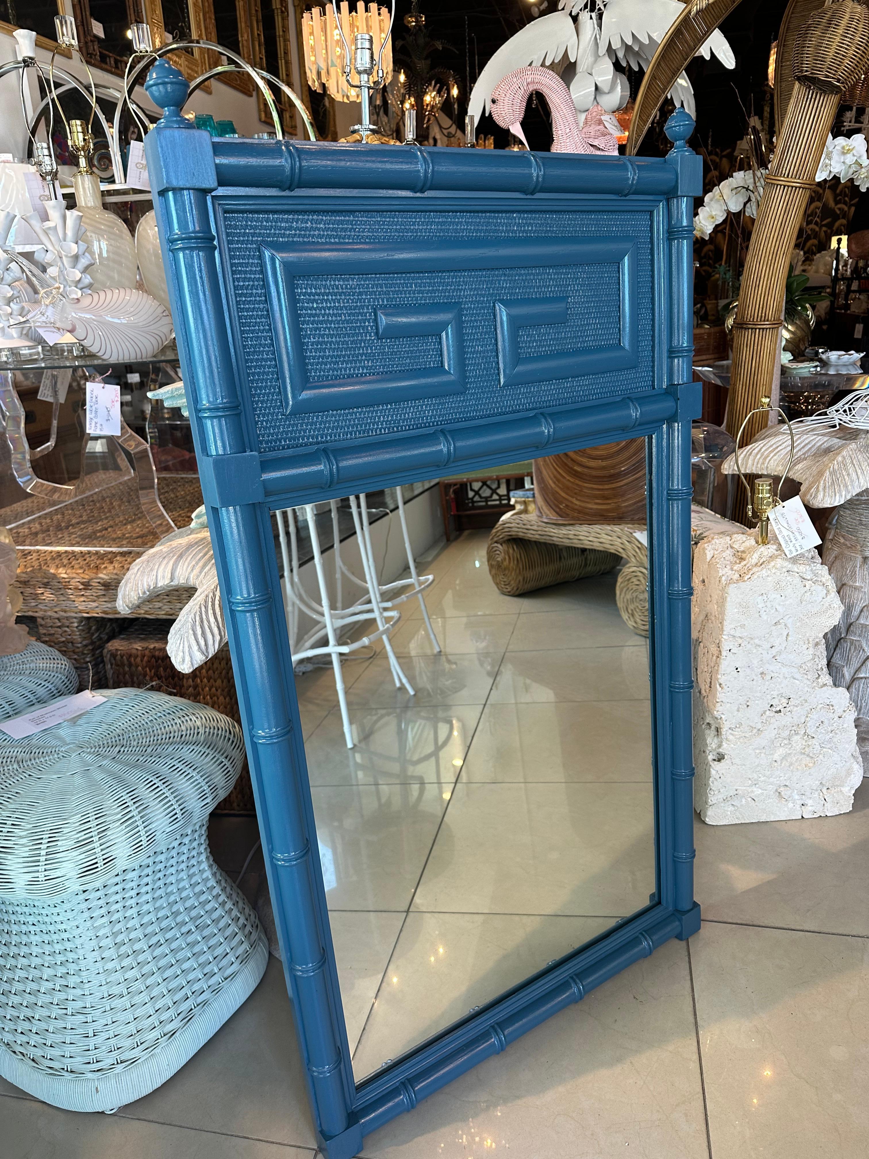 Fine XX secolo Specchio da parete Palm Beach Vintage laccato blu con chiavi greche in finto bambù in vendita