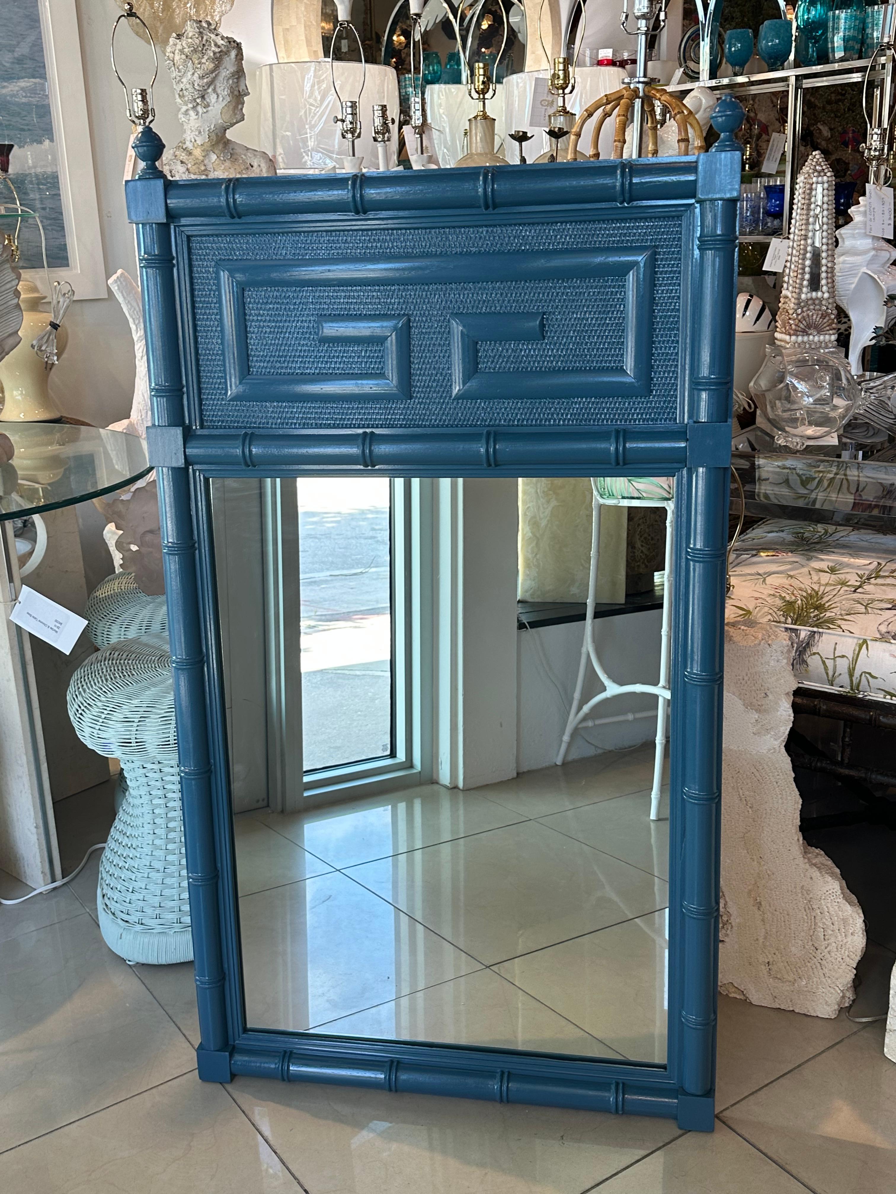 Specchio da parete Palm Beach Vintage laccato blu con chiavi greche in finto bambù in vendita 1