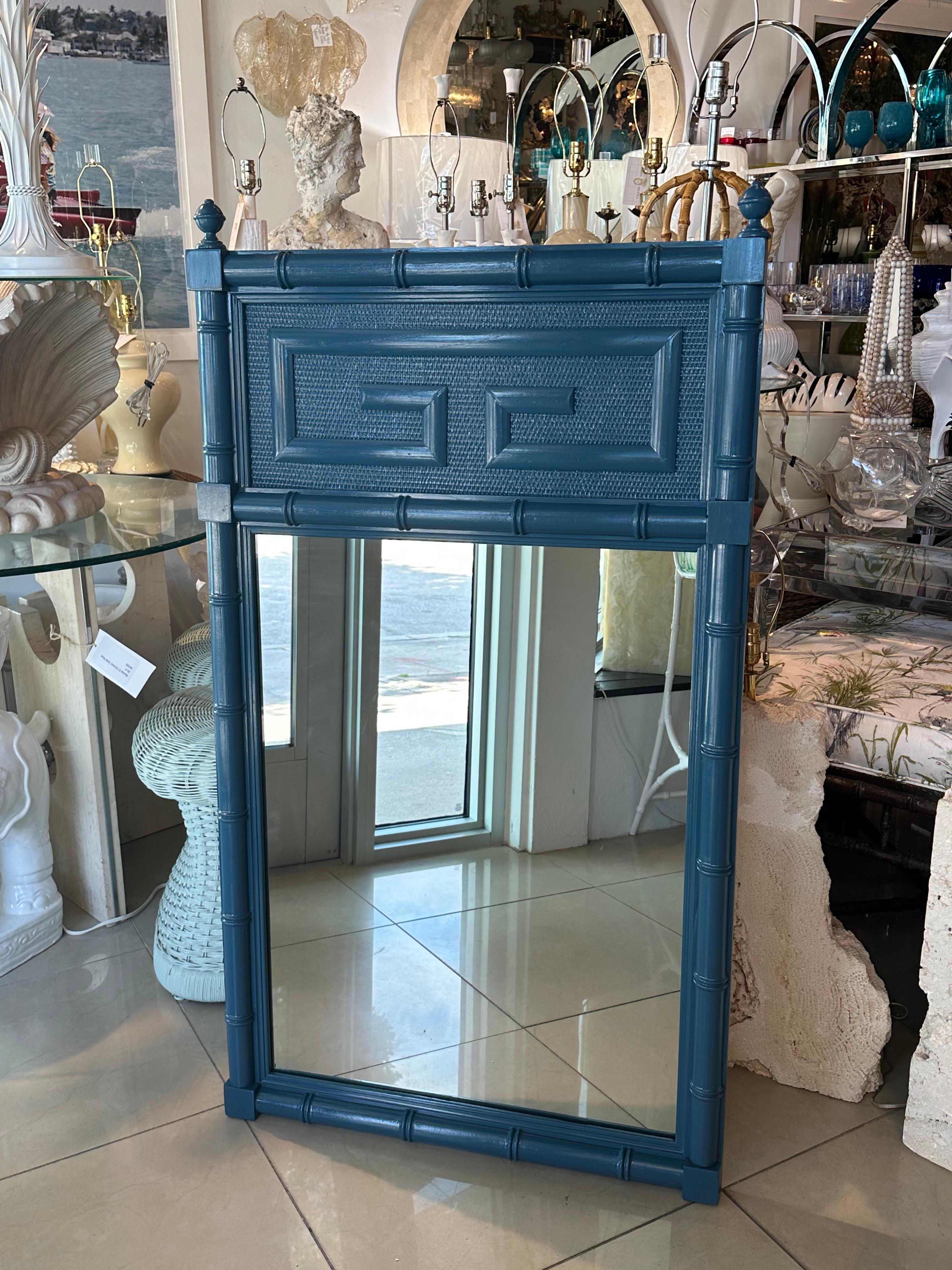 Specchio da parete Palm Beach Vintage laccato blu con chiavi greche in finto bambù in vendita 2