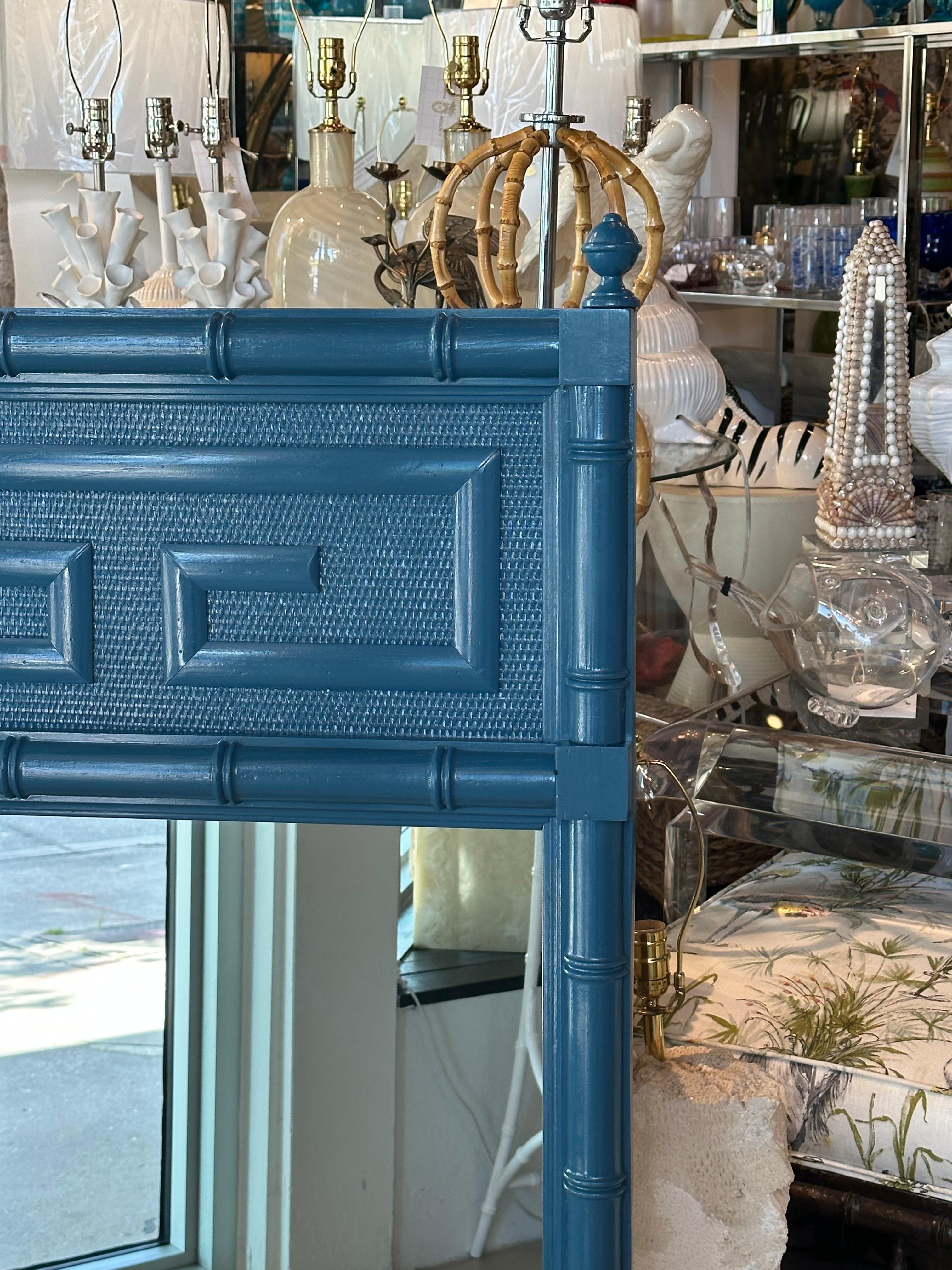 Specchio da parete Palm Beach Vintage laccato blu con chiavi greche in finto bambù in vendita 3