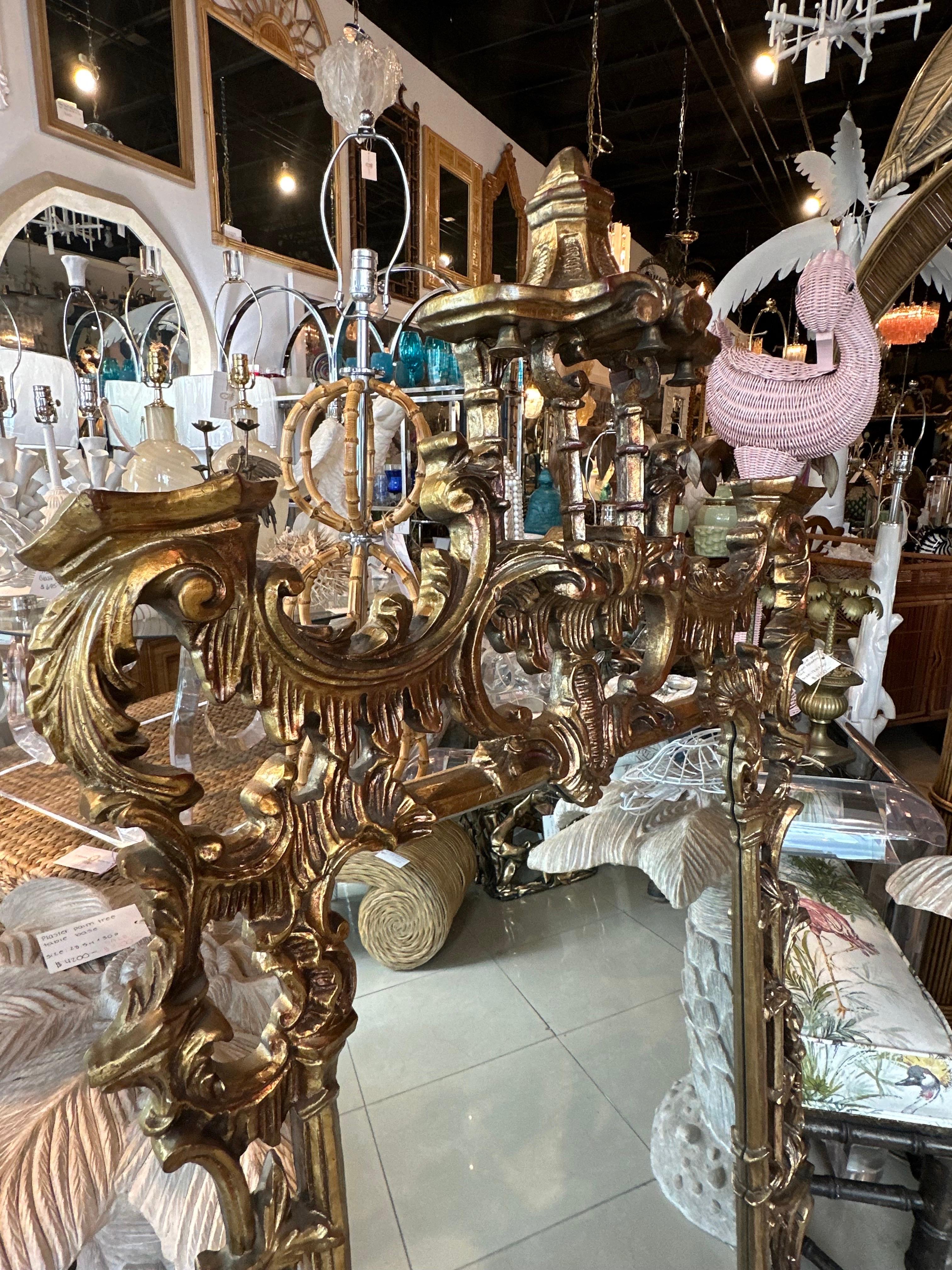 Joli miroir mural pagode vintage avec cloches. Finition dorée d'origine. Dimensions : 57,5 H x 29,5 L x 4,25 P : 57,5 H x 29,5 L x 4,25 P.
